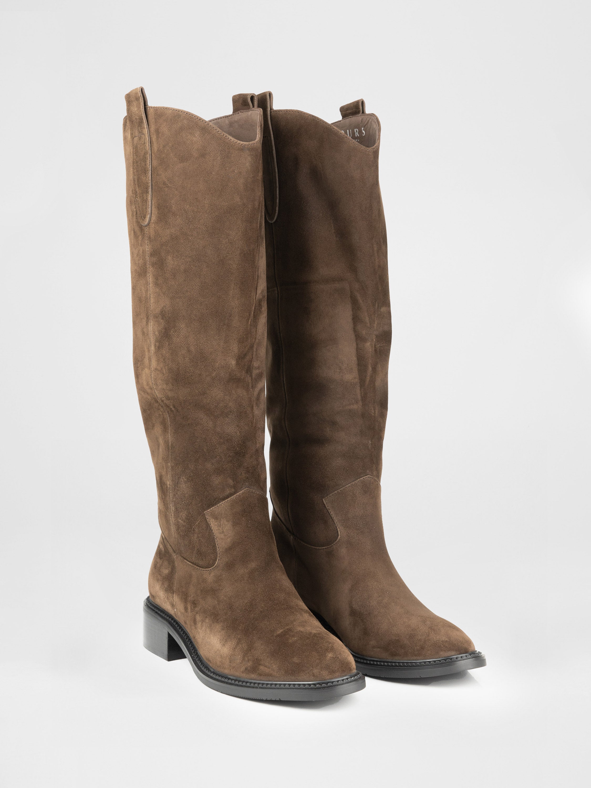 Замшеві чоботи у коричневому кольорі