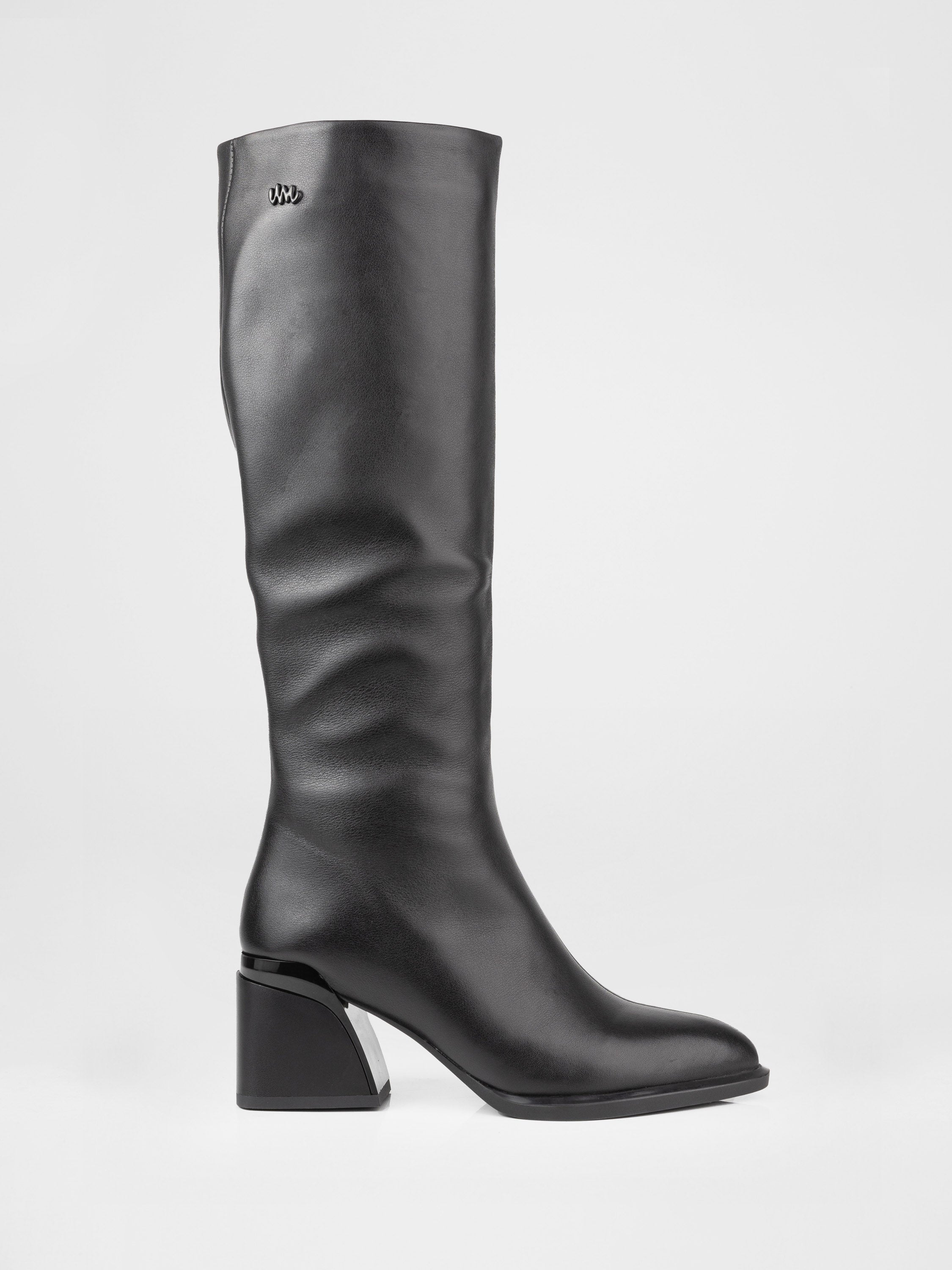 Шкіряні чоботи на стійких підборах у чорному кольорі