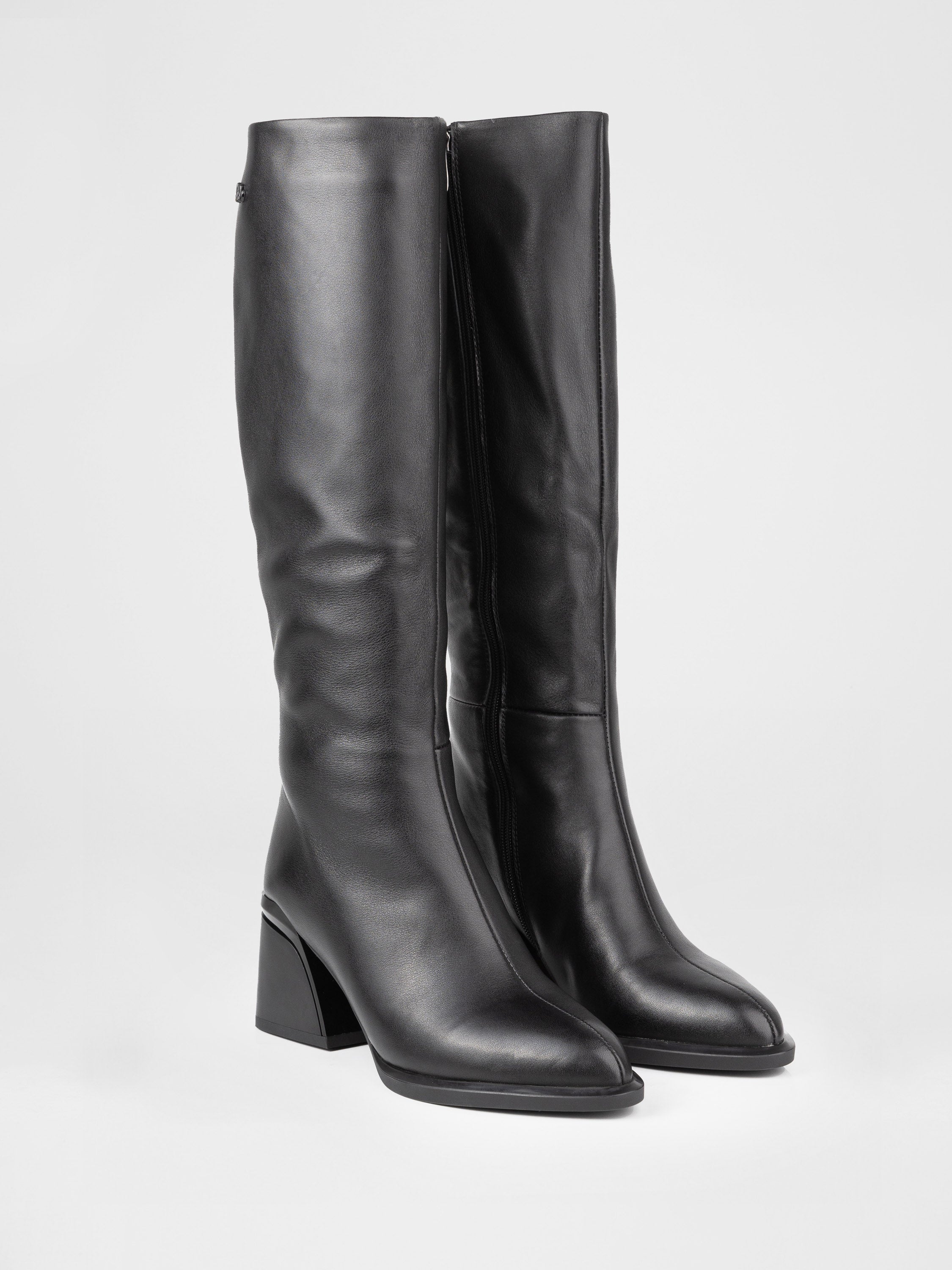 Шкіряні чоботи на стійких підборах у чорному кольорі