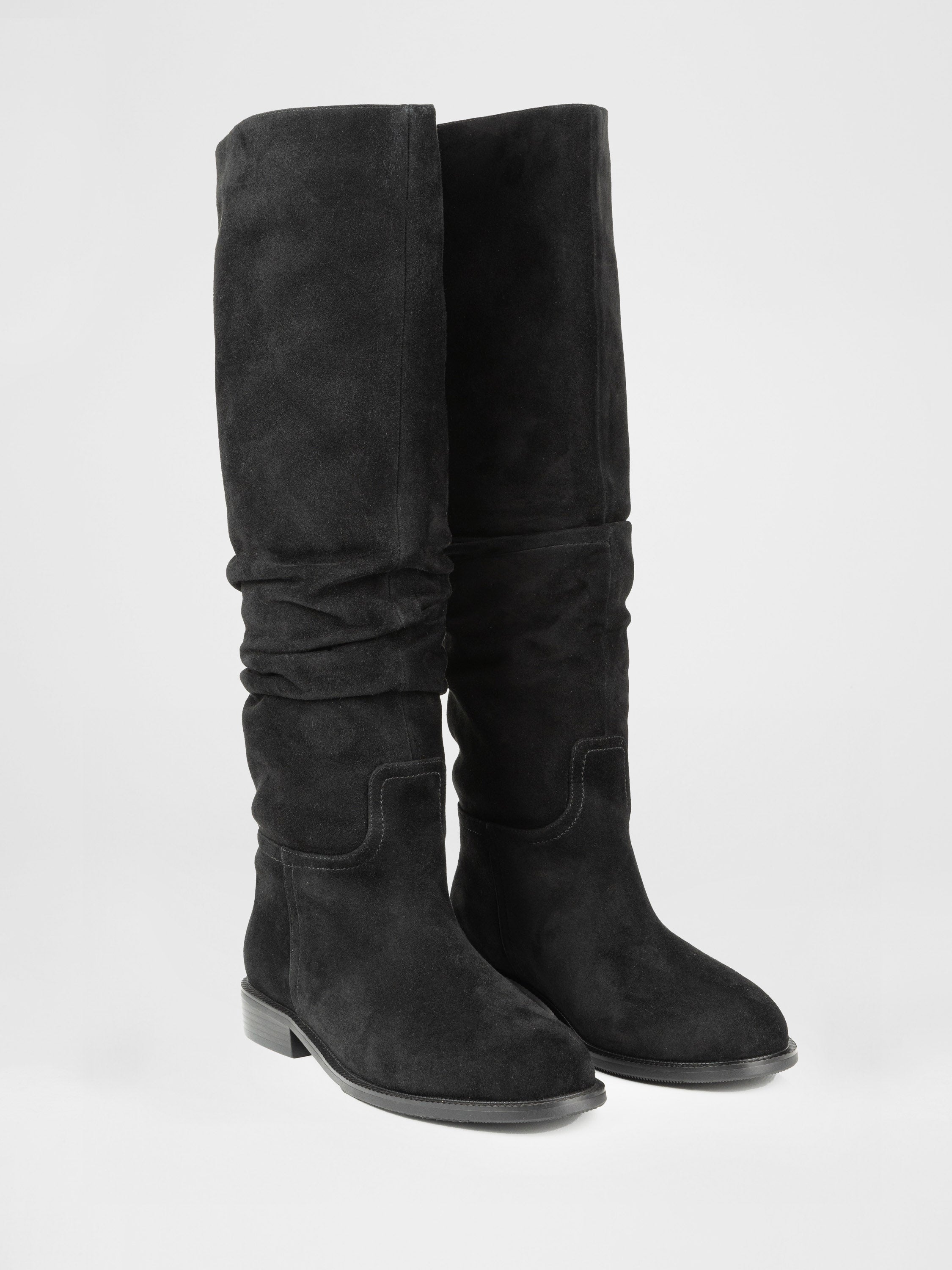 Високі чоботи у чорному кольорі