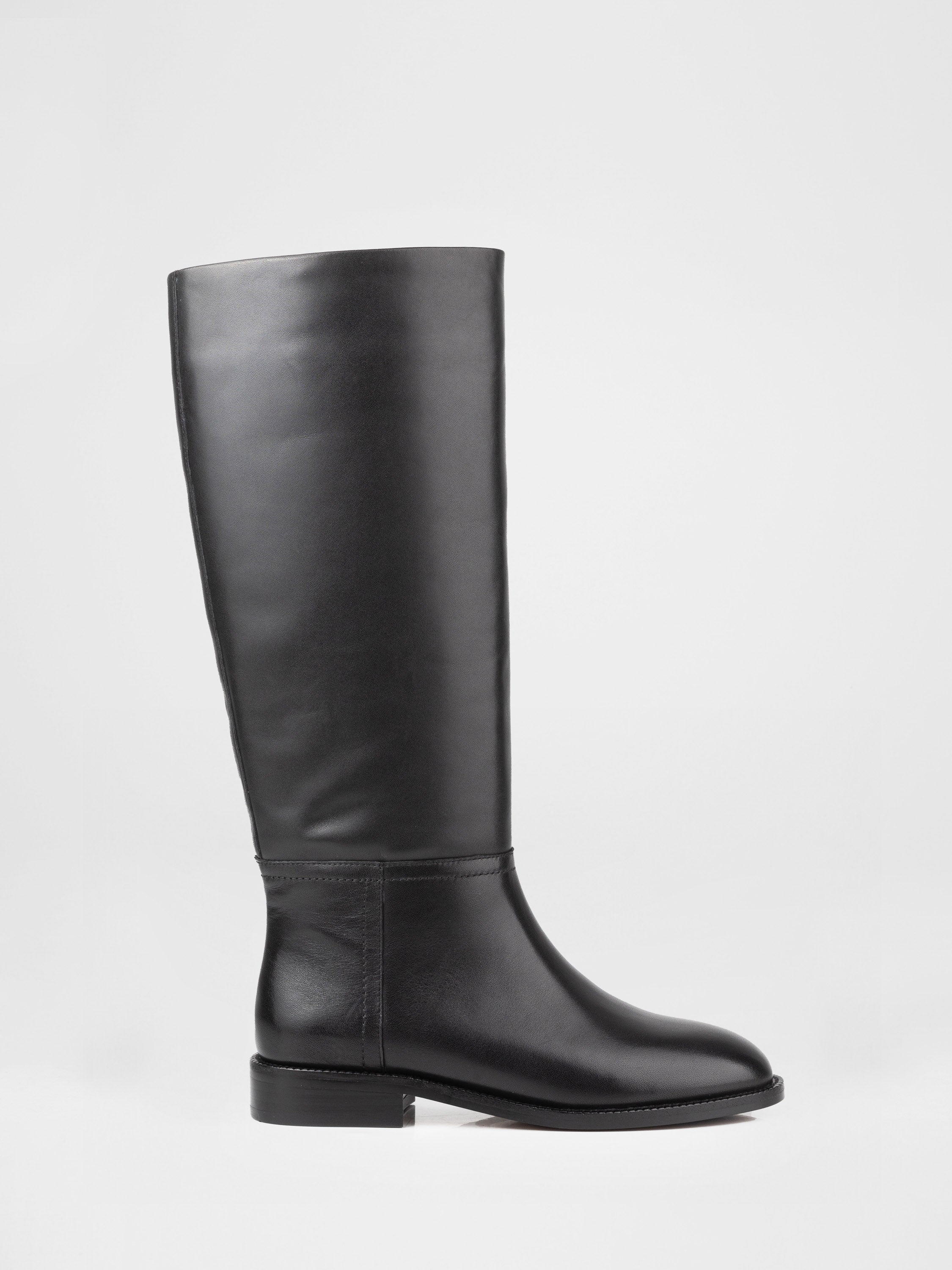 Шкіряні чоботи у чорному кольорі