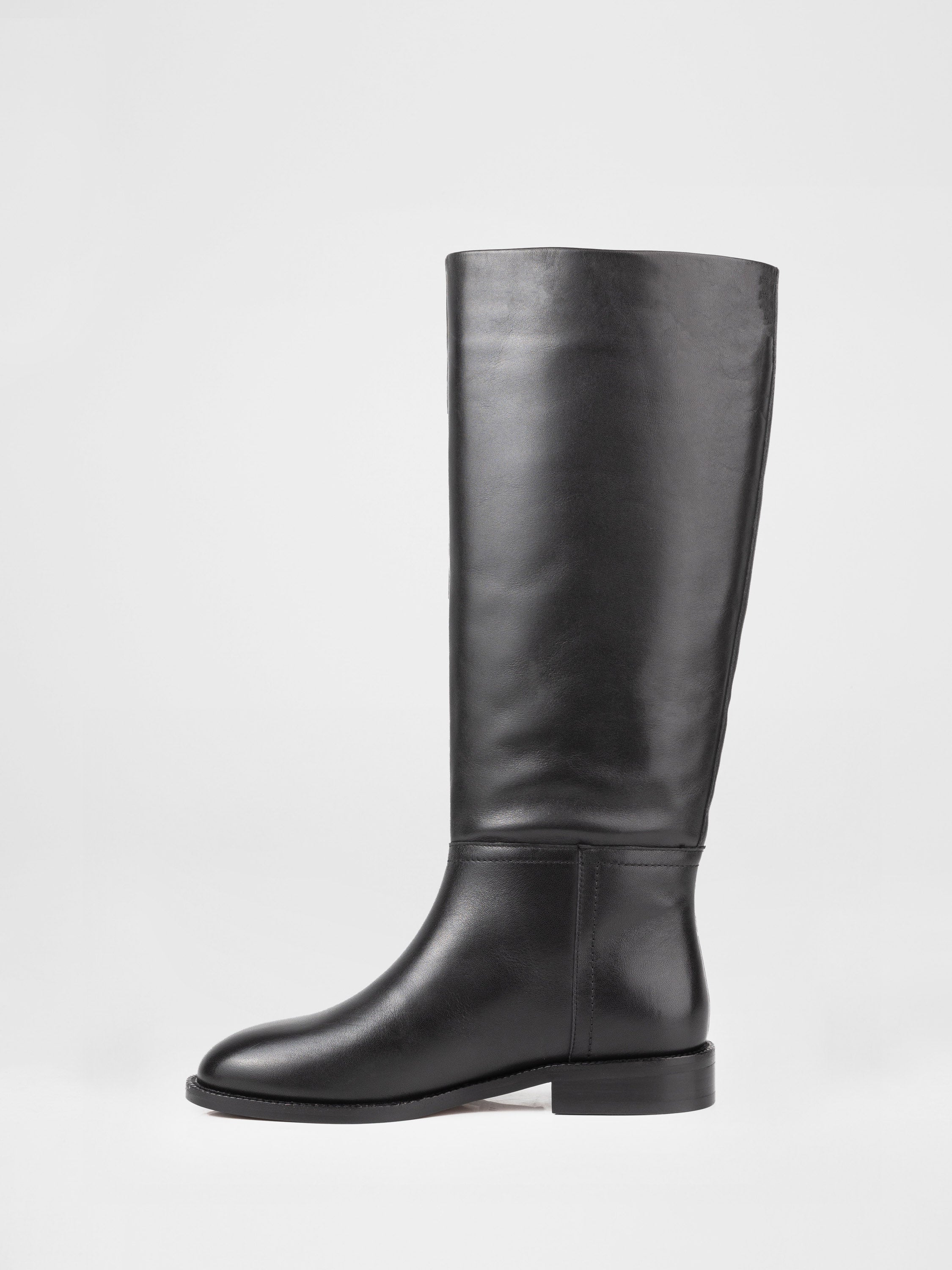Шкіряні чоботи у чорному кольорі
