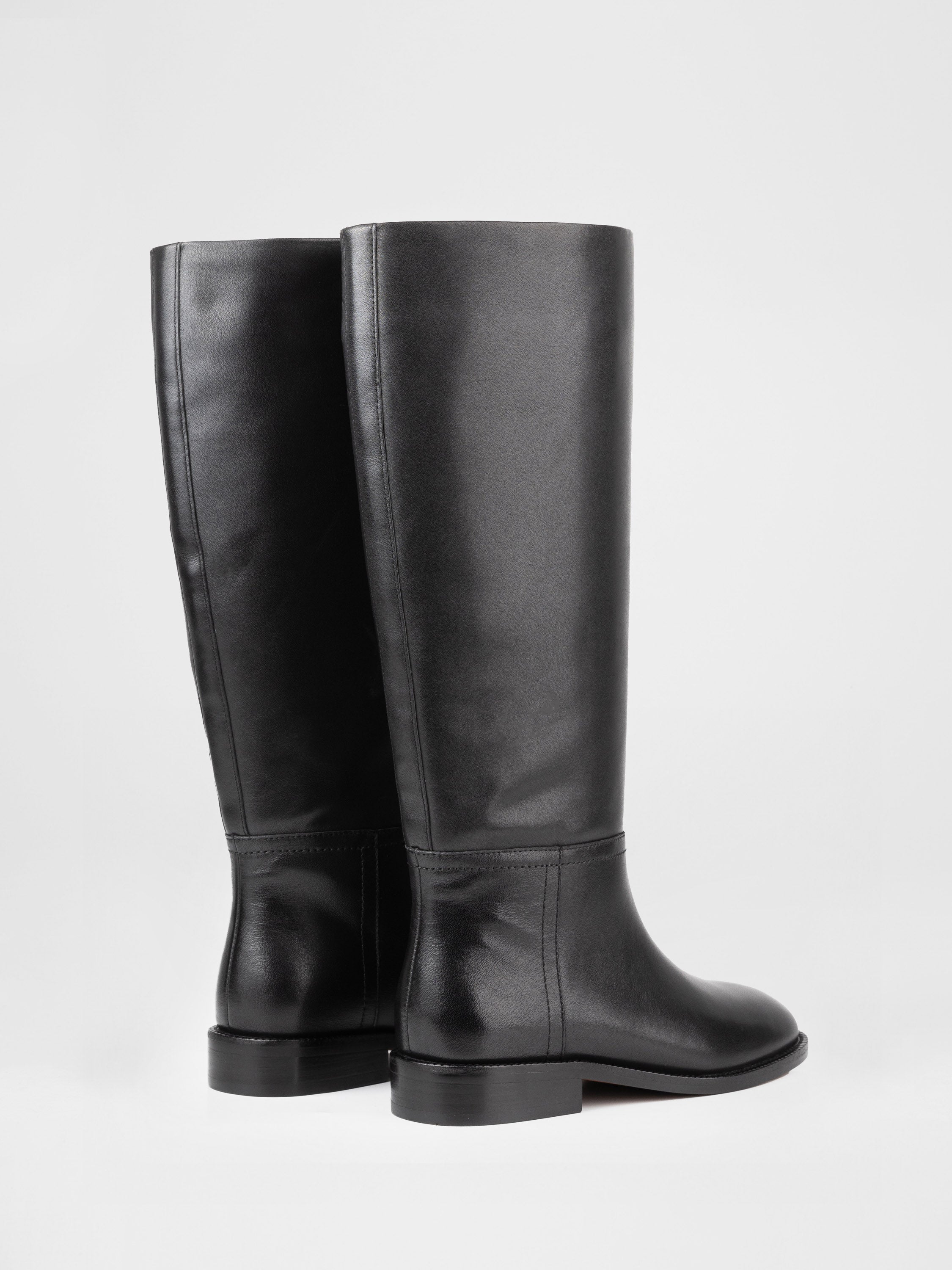 Шкіряні чоботи у чорному кольорі