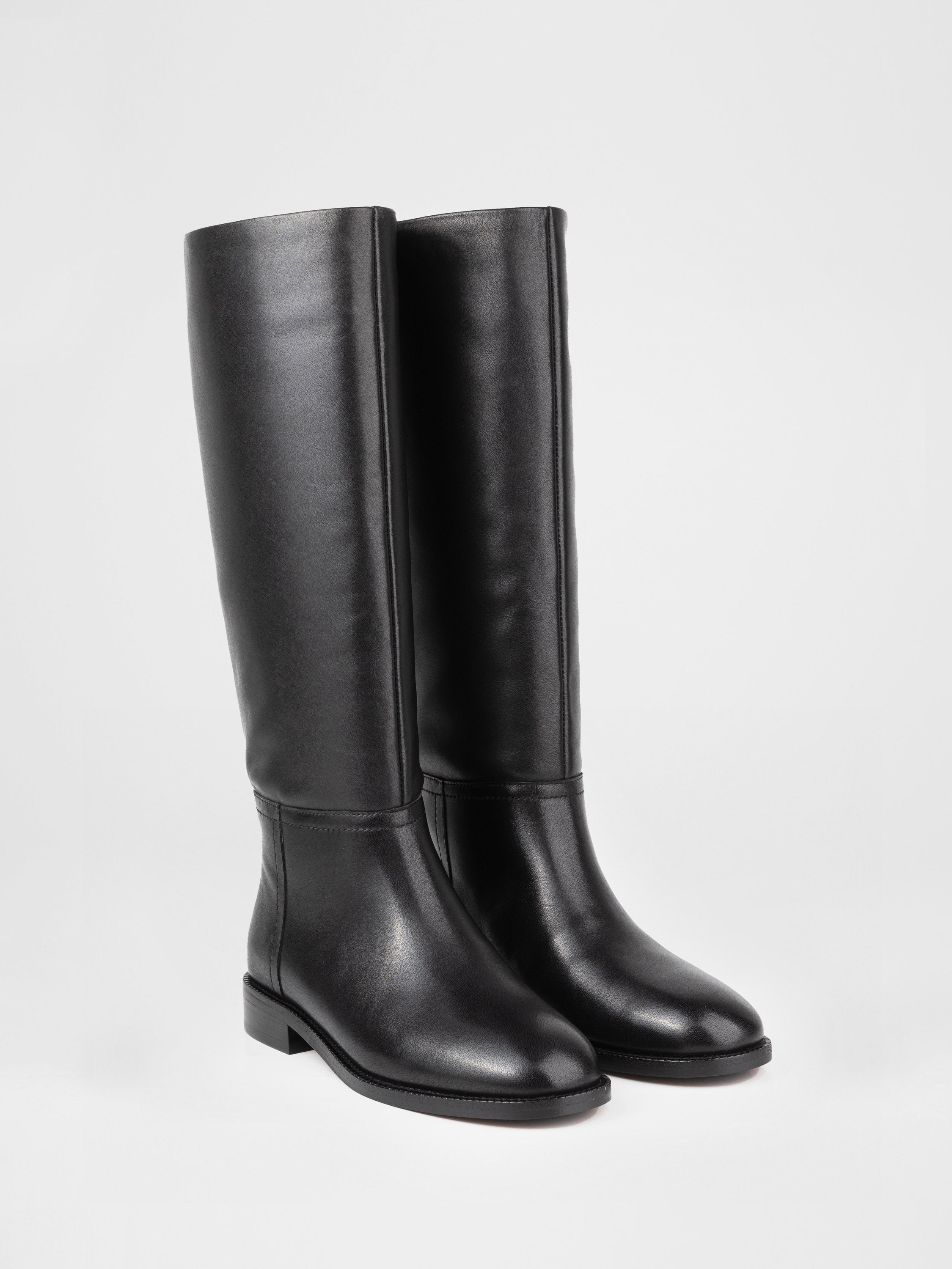 Шкіряні чоботи у чорному кольорі