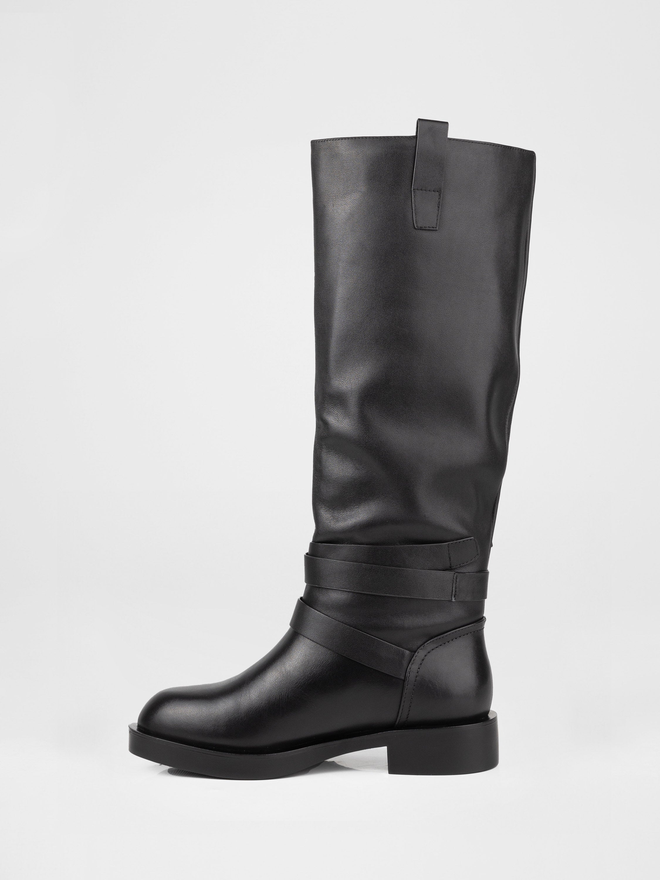 Шкіряні чоботи декоровані пряжками