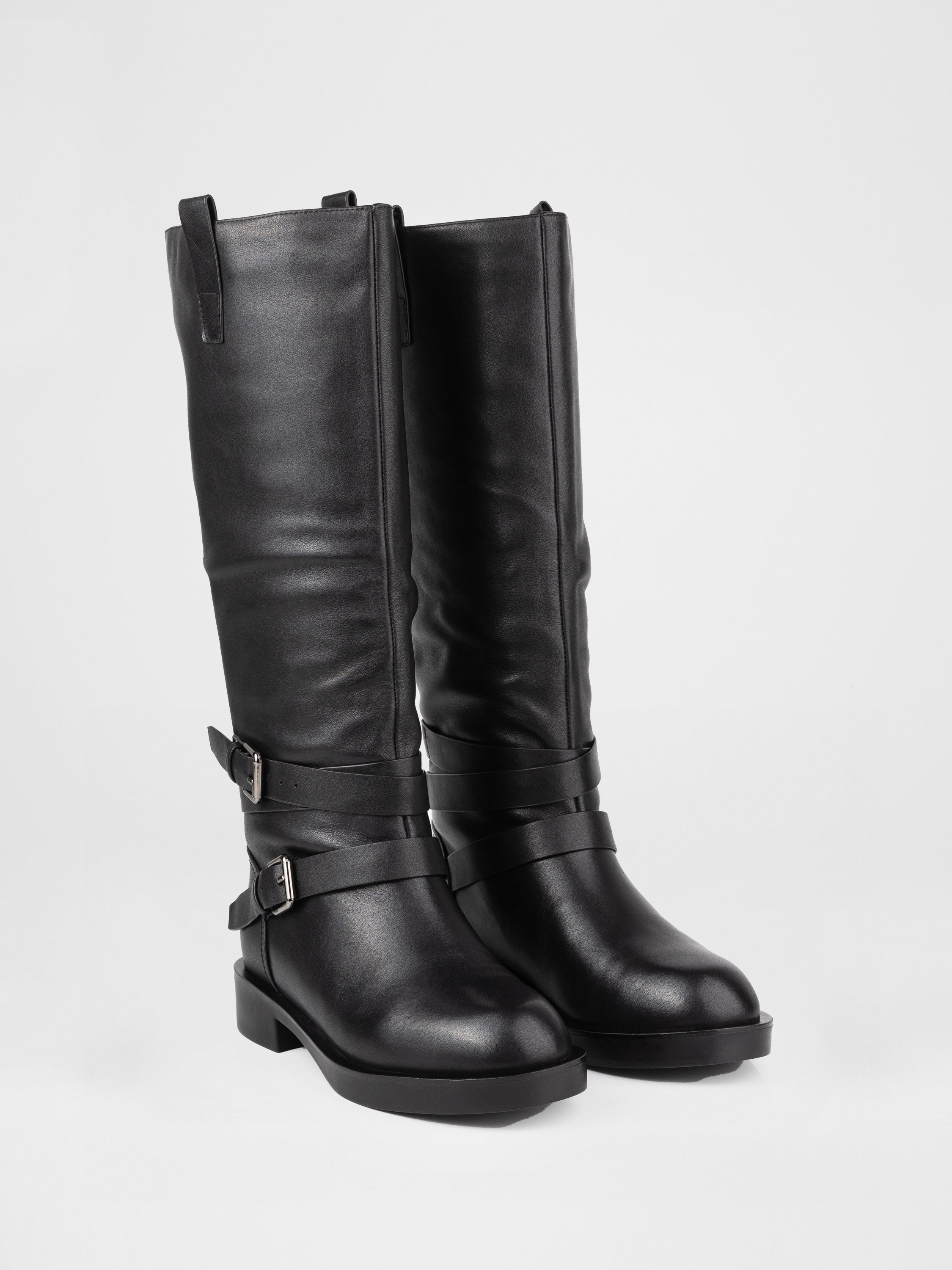 Шкіряні чоботи декоровані пряжками