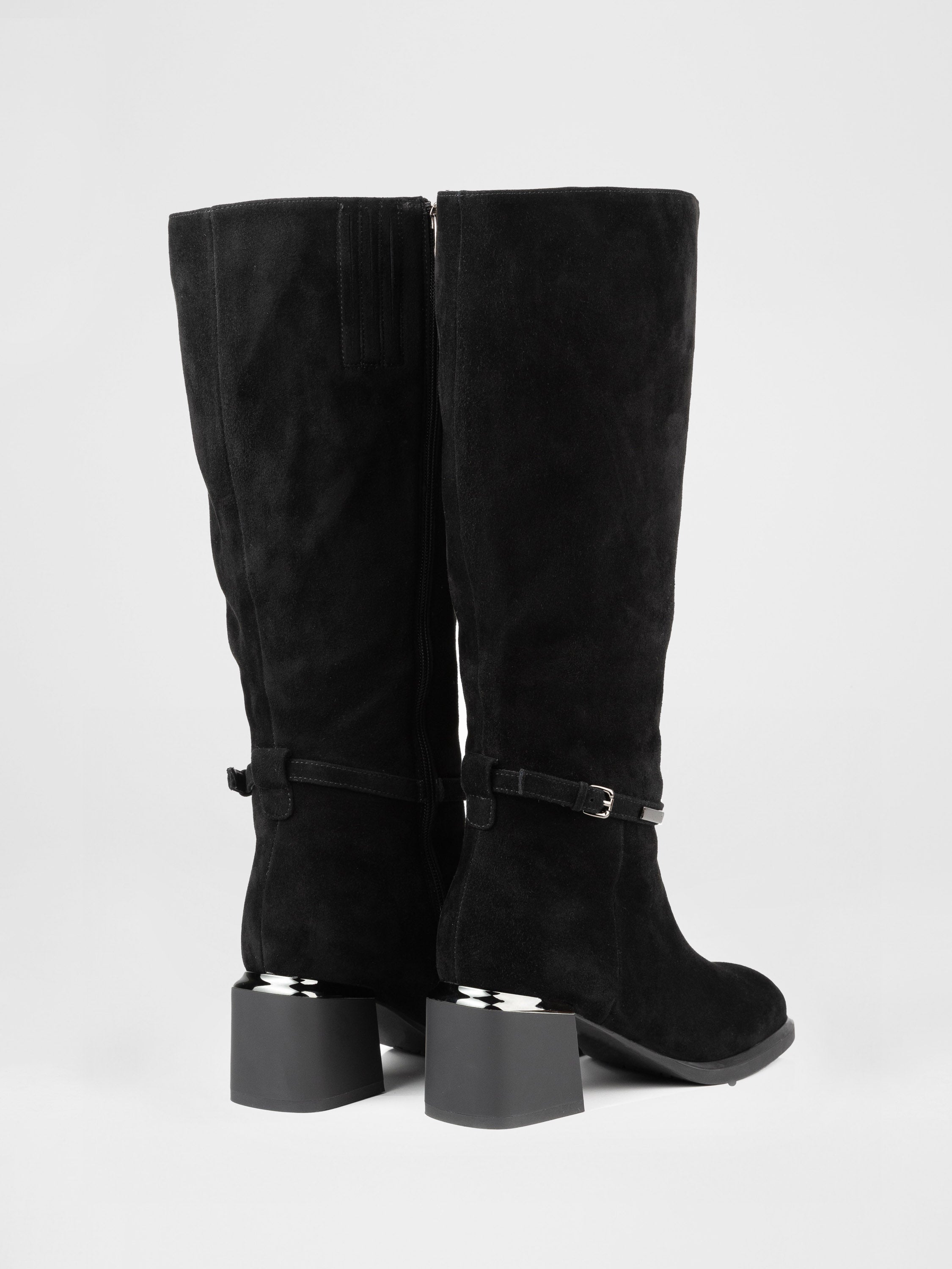 Чоботи на стійких підборах у чорному кольорі