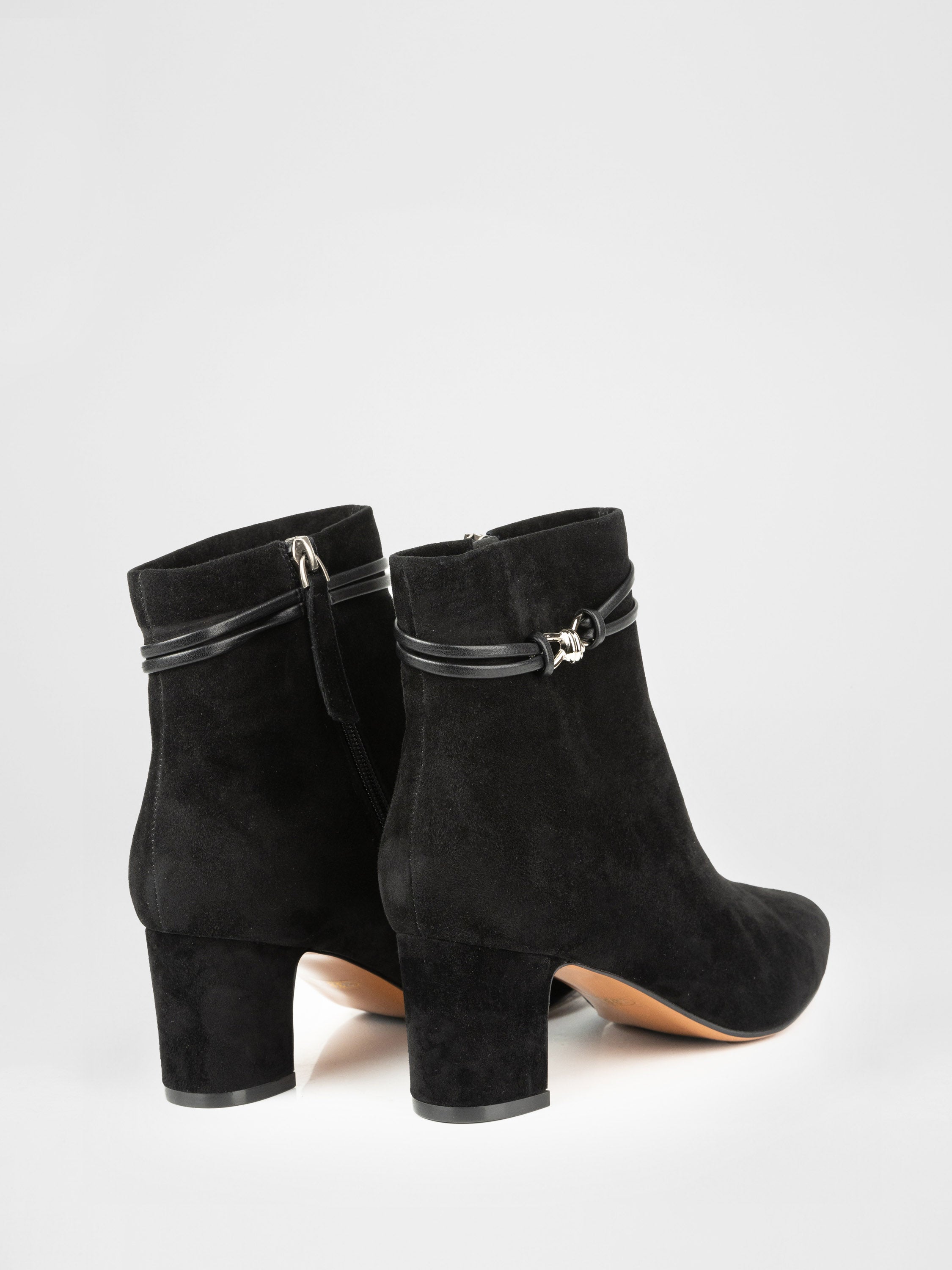 Замшеві ботильйони у чорному кольорі
