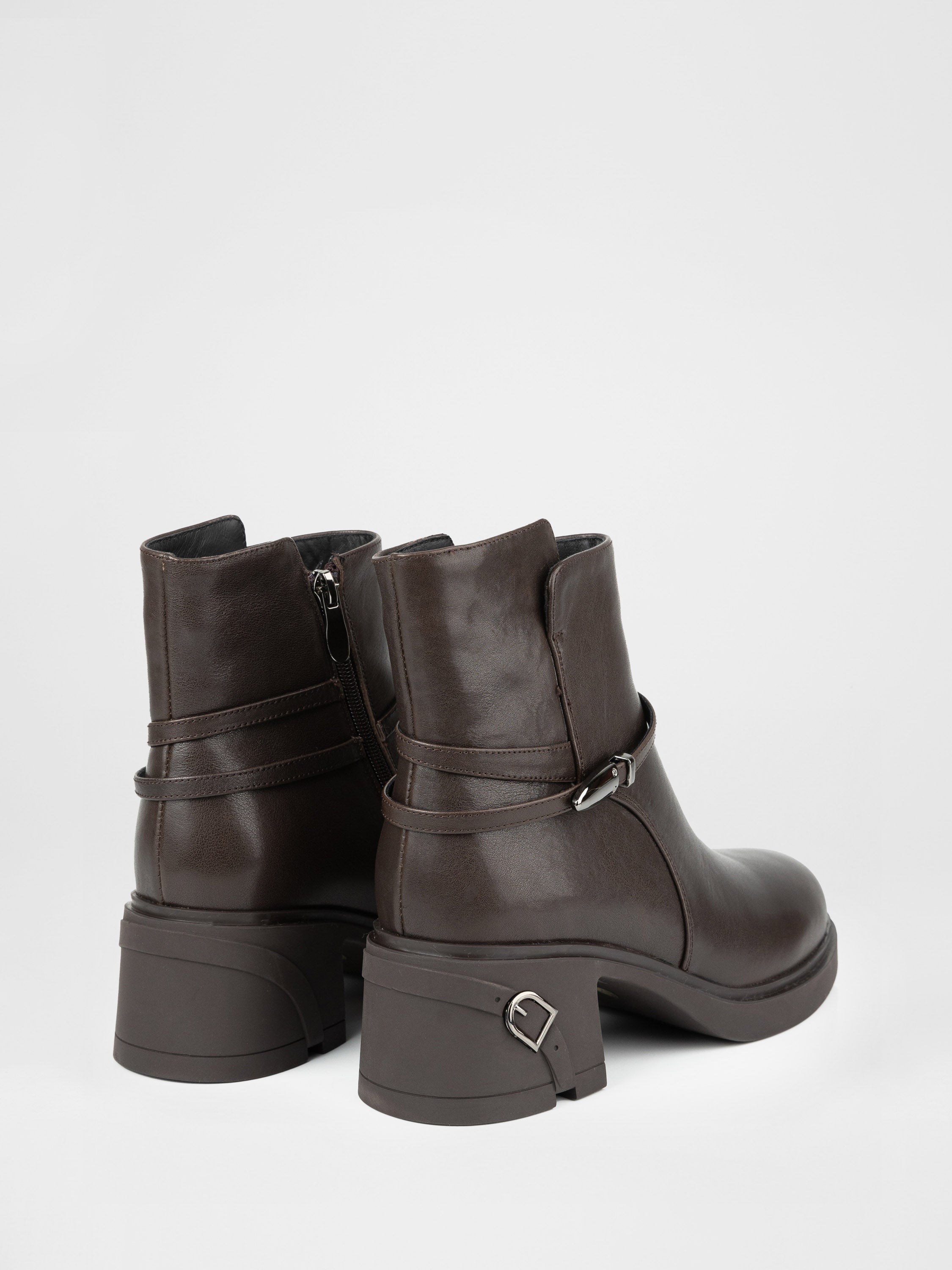 Шкіряні черевики на масивних підборах у коричневому кольорі