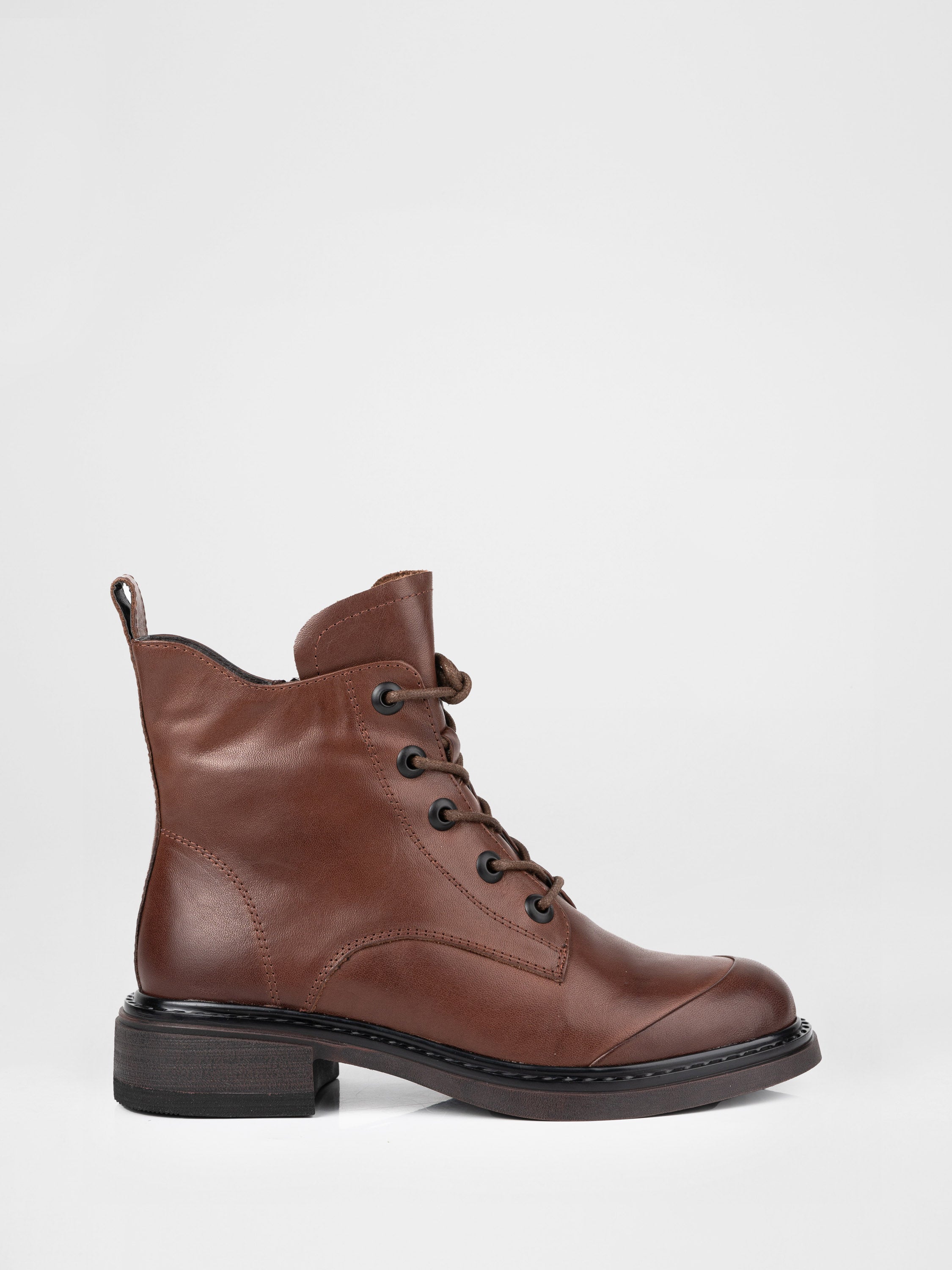 Шкіряні черевики на шнурівці у коричневому кольорі