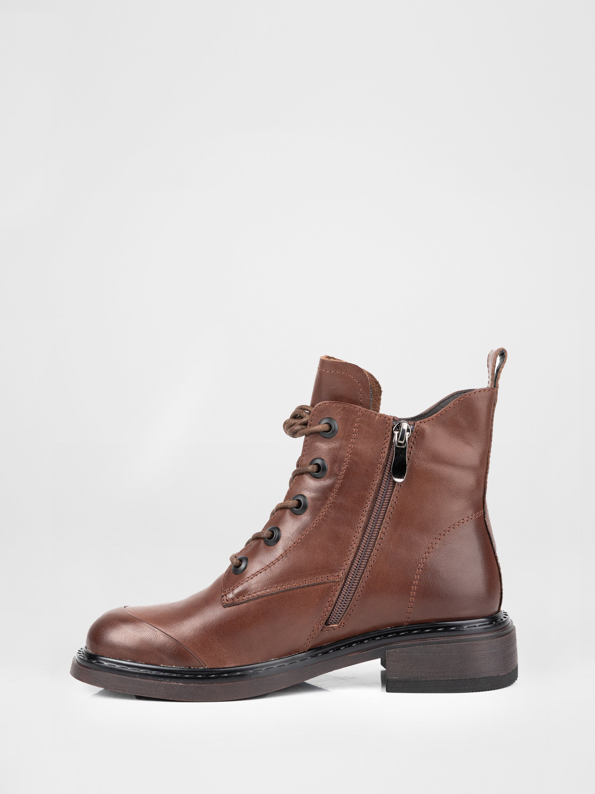 Шкіряні черевики на шнурівці у коричневому кольорі