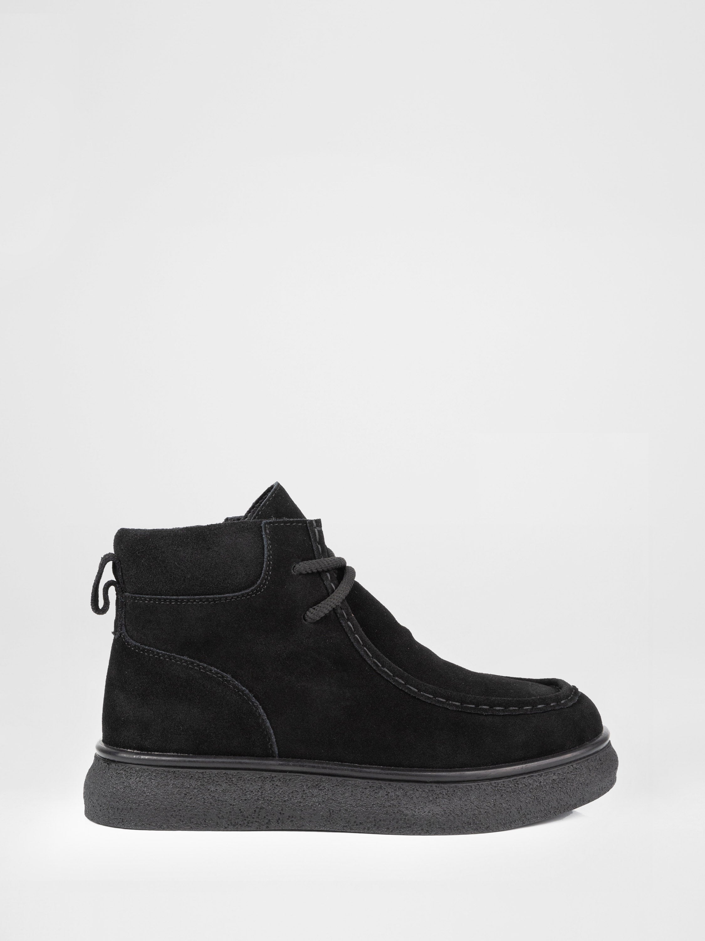 Замшеві черевики у чорному кольорі