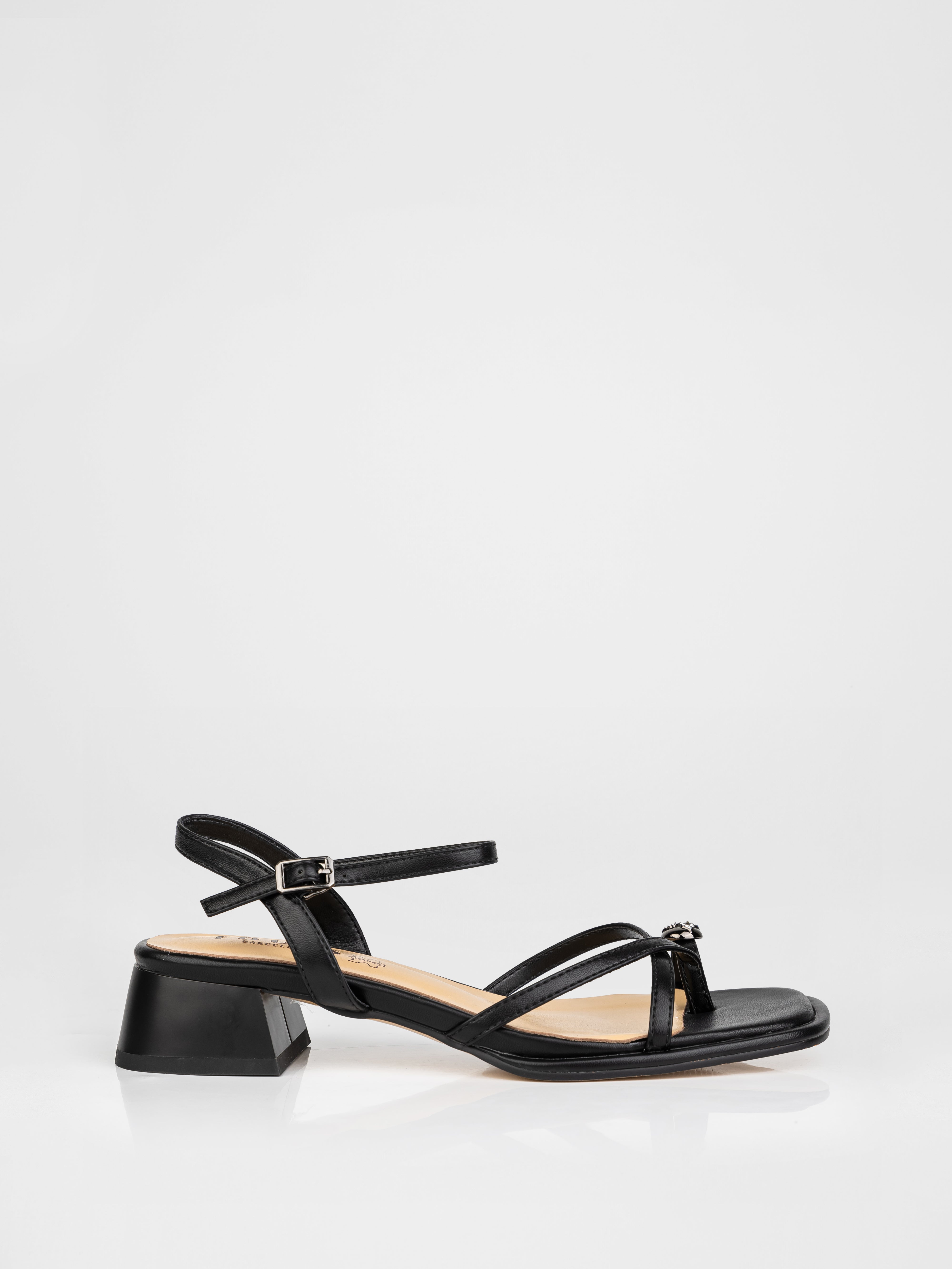 Босоніжки у чорному кольорі декоровані камінням