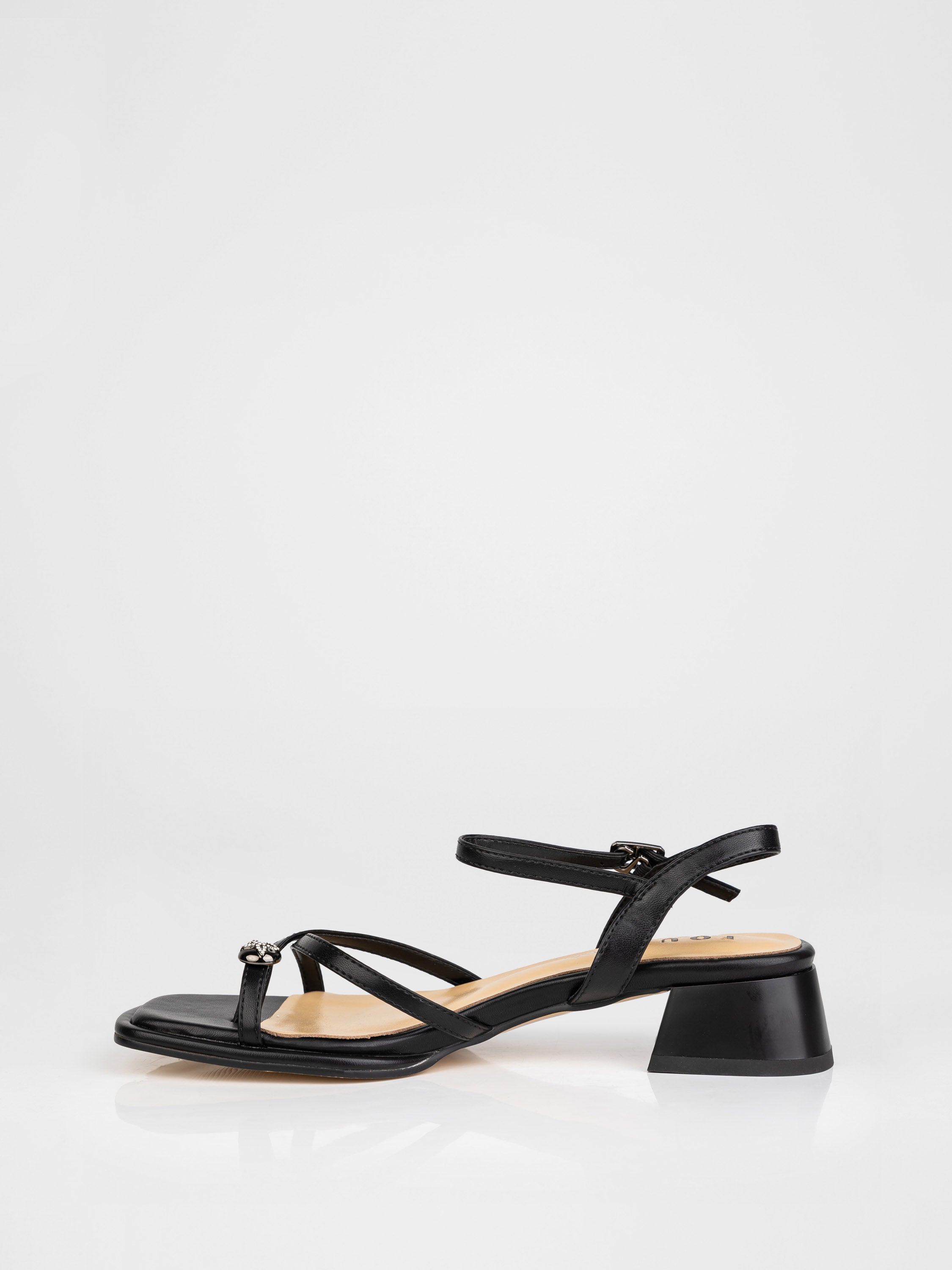 Босоніжки у чорному кольорі декоровані камінням