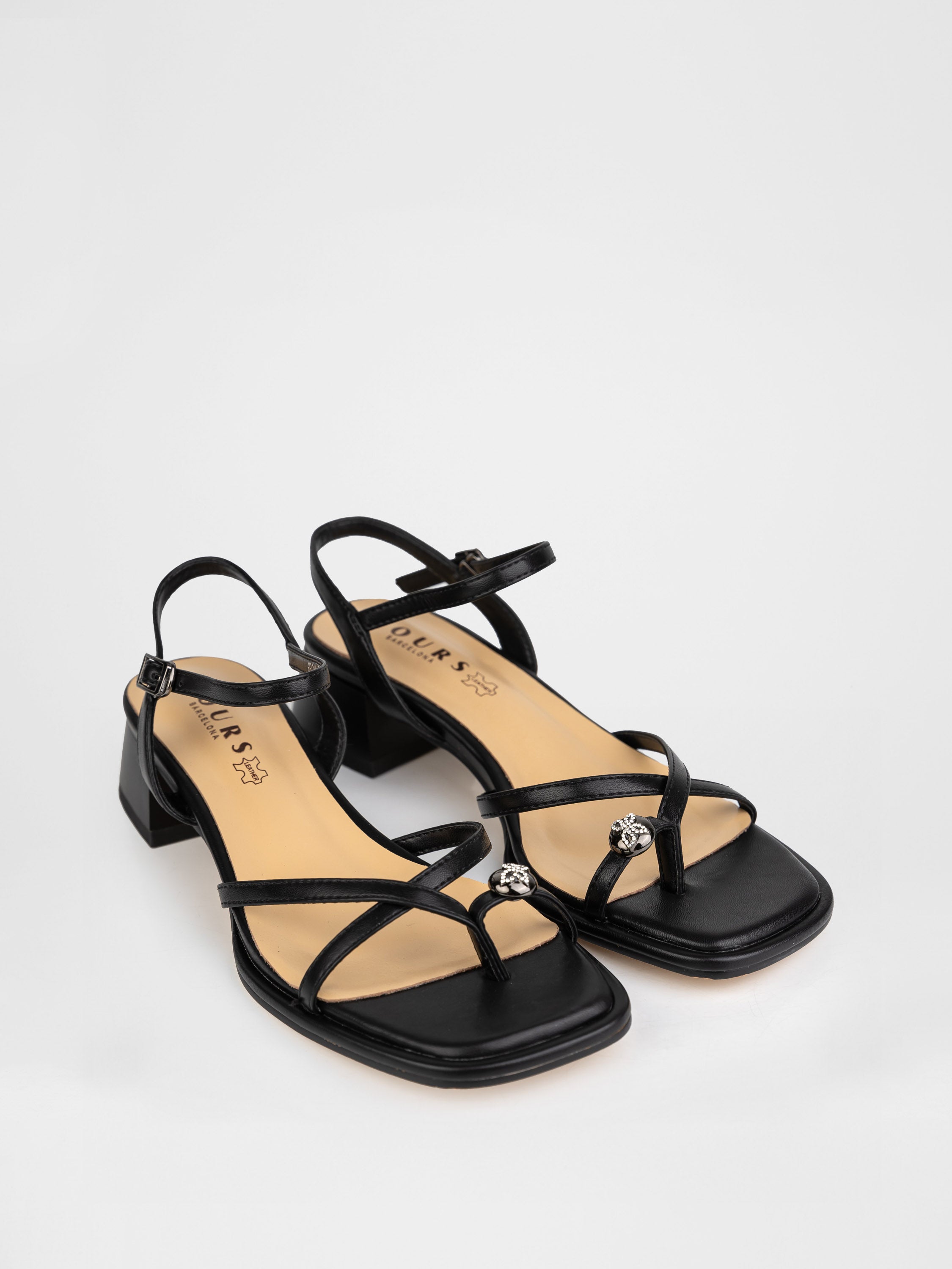 Босоніжки у чорному кольорі декоровані камінням