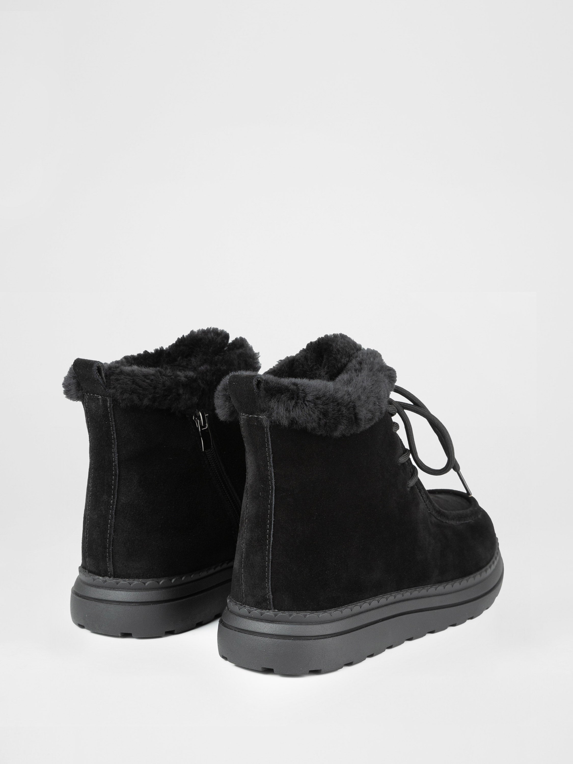 Замшеві черевики у чорному кольорі на шнурівці