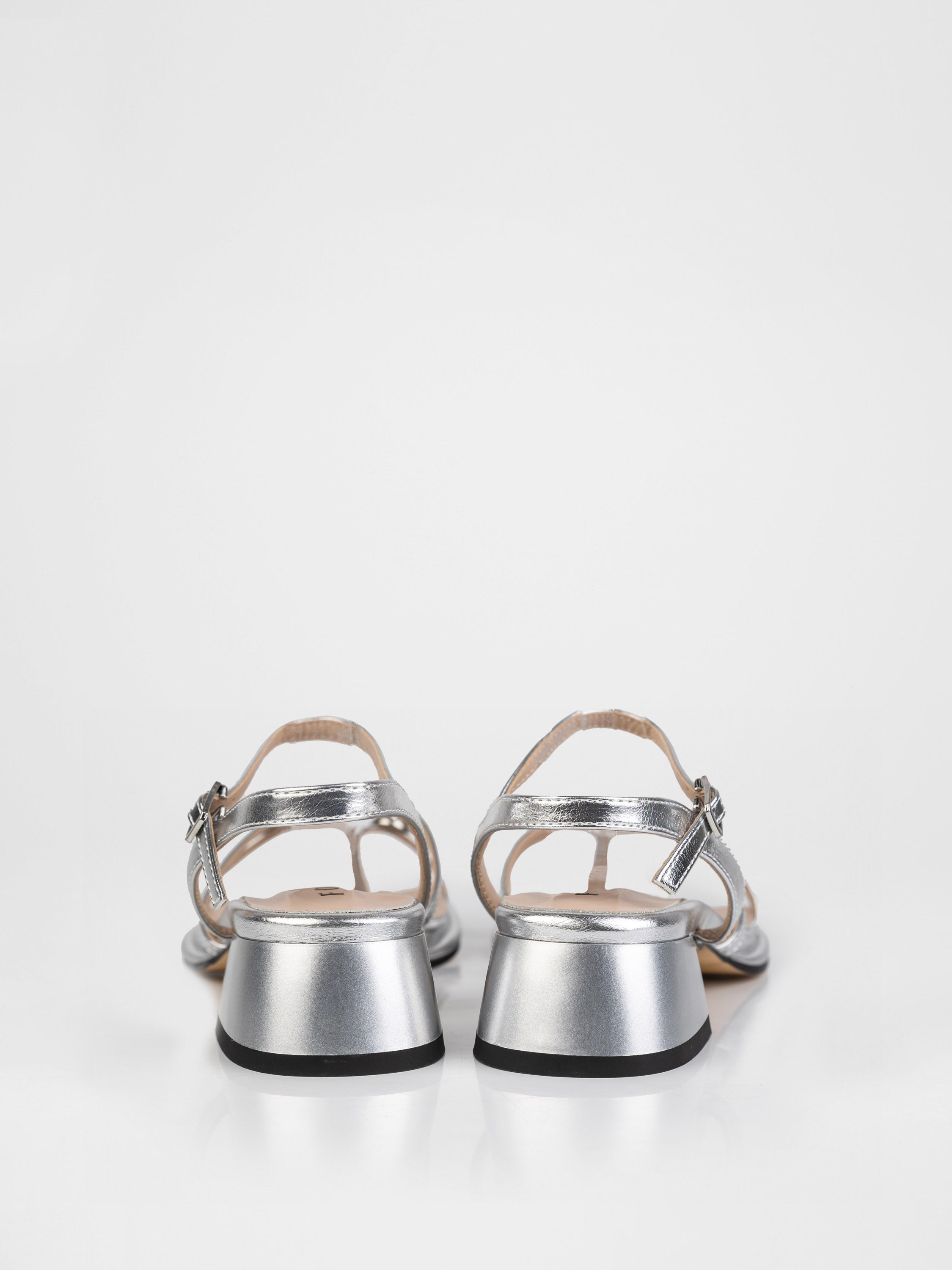 Босоніжки у срібному кольорі декоровані камінням