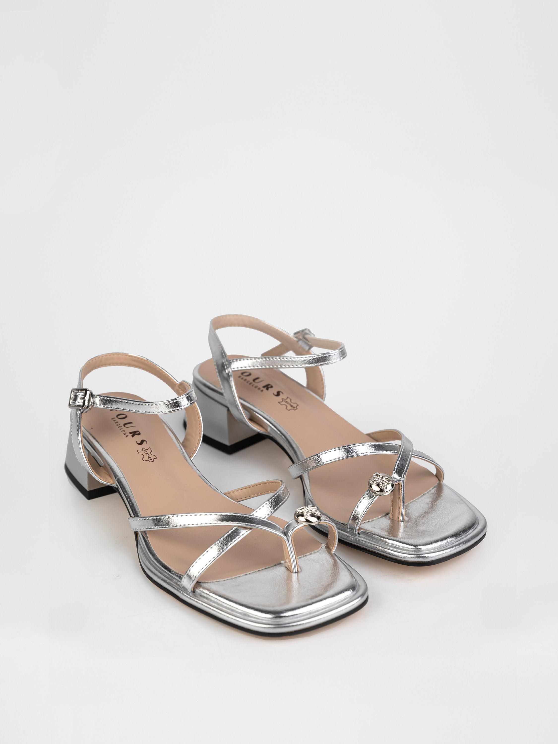 Босоніжки у срібному кольорі декоровані камінням