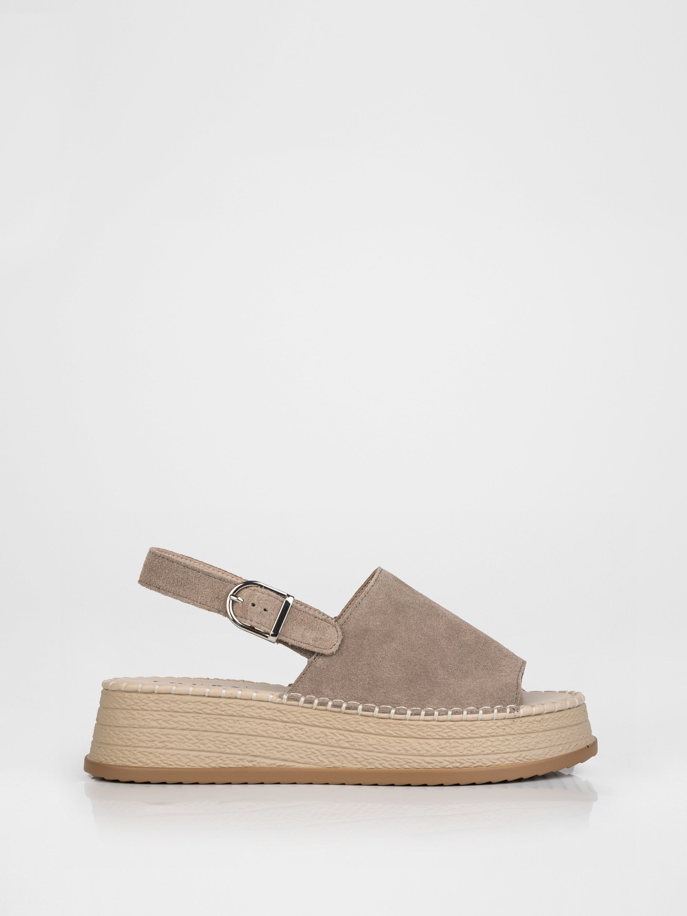 Босоніжки у бежевому кольорі на плетеній платформі