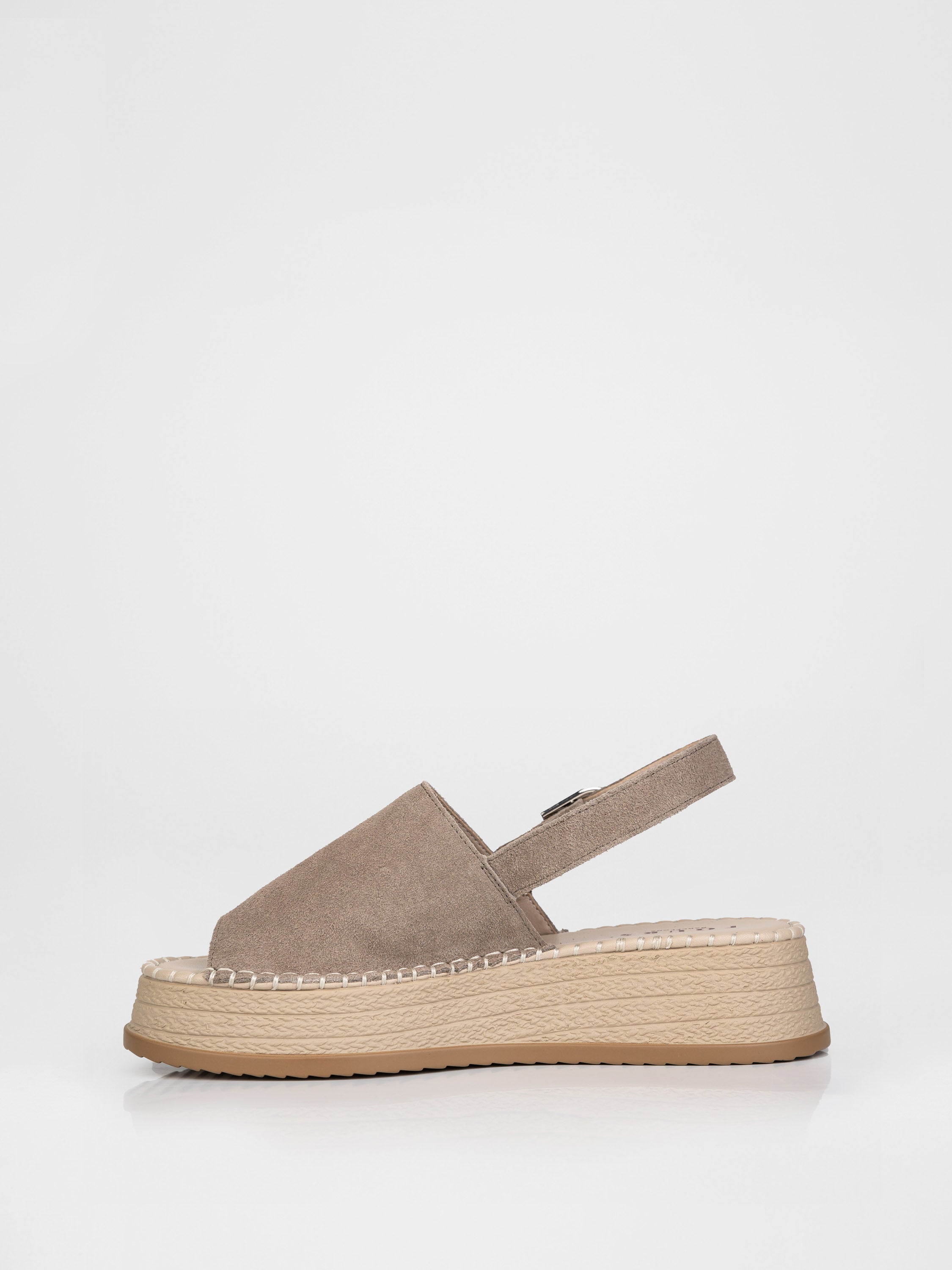 Босоніжки у бежевому кольорі на плетеній платформі