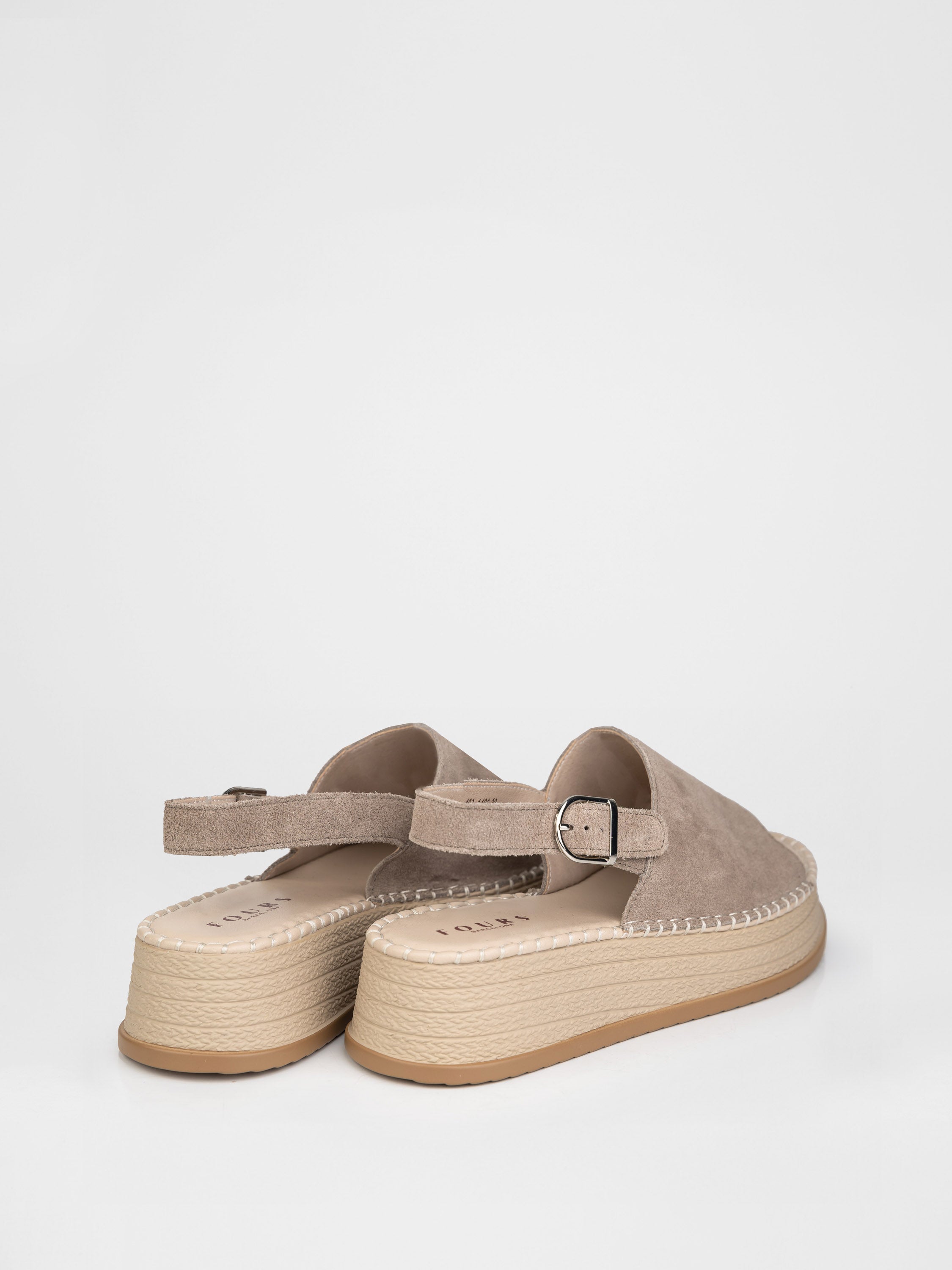 Босоніжки у бежевому кольорі на плетеній платформі