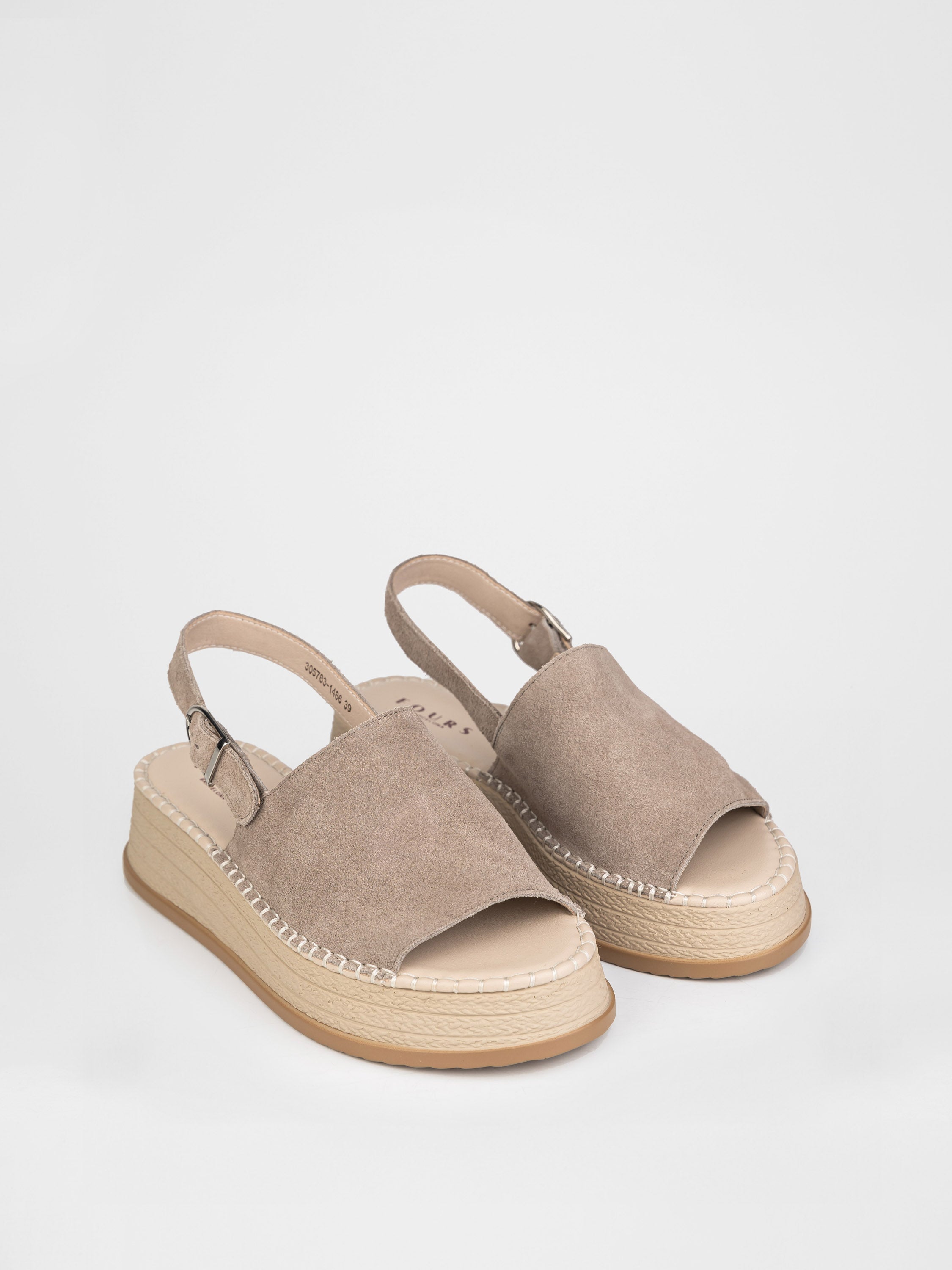 Босоніжки у бежевому кольорі на плетеній платформі