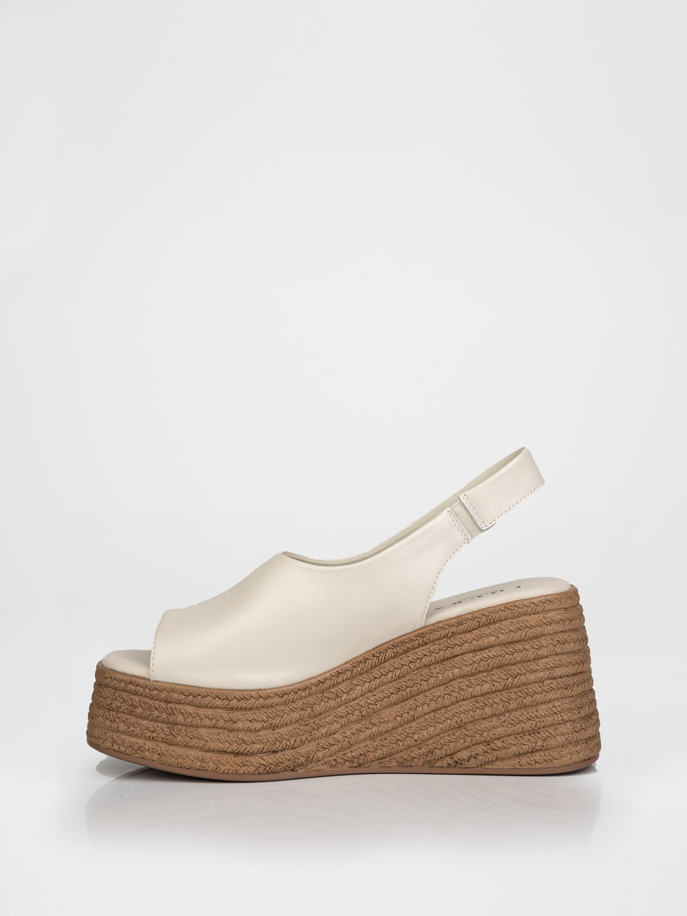 Босоніжки у молочному кольорі на високій плетеній платформі