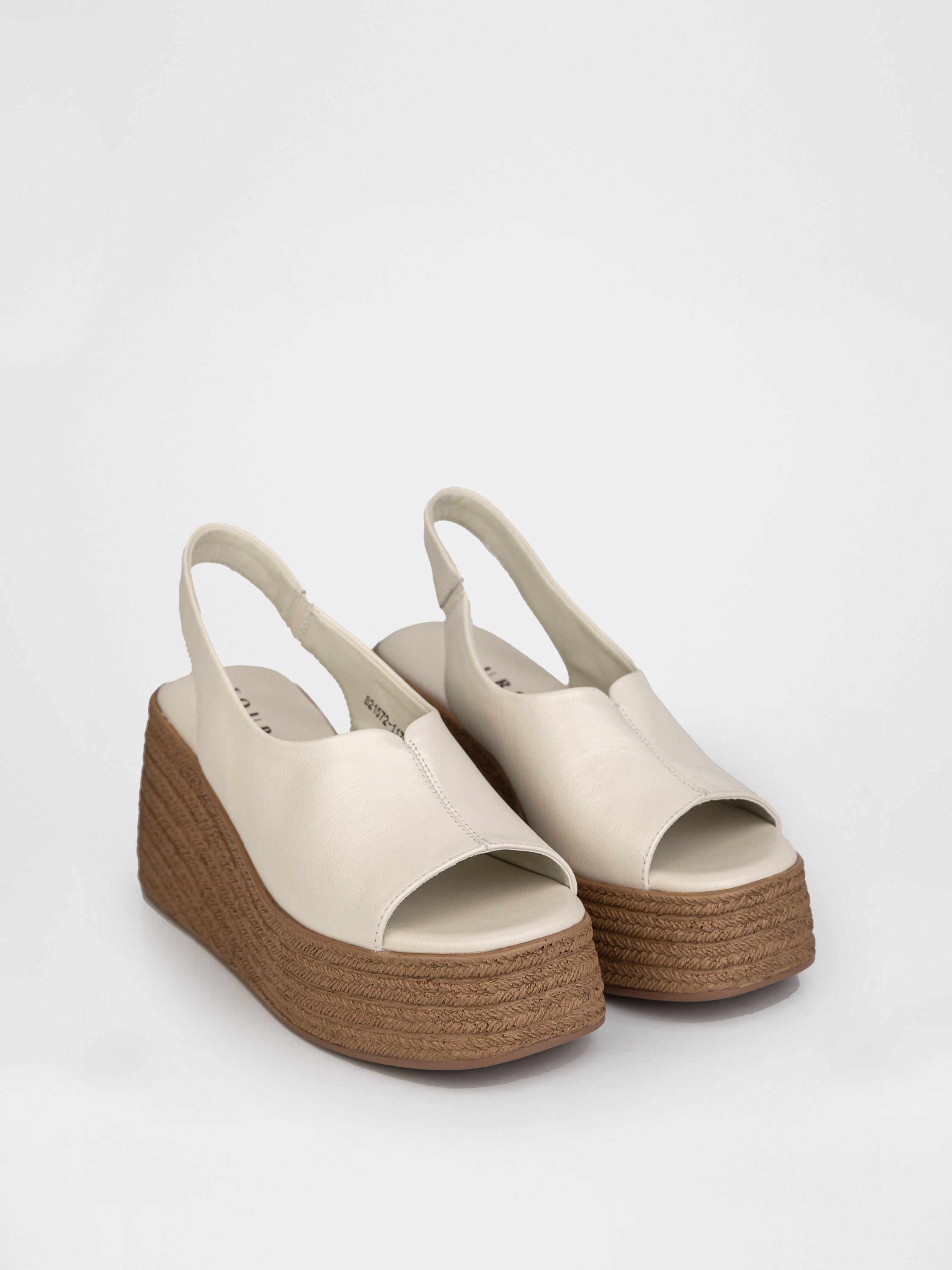 Босоніжки у молочному кольорі на високій плетеній платформі