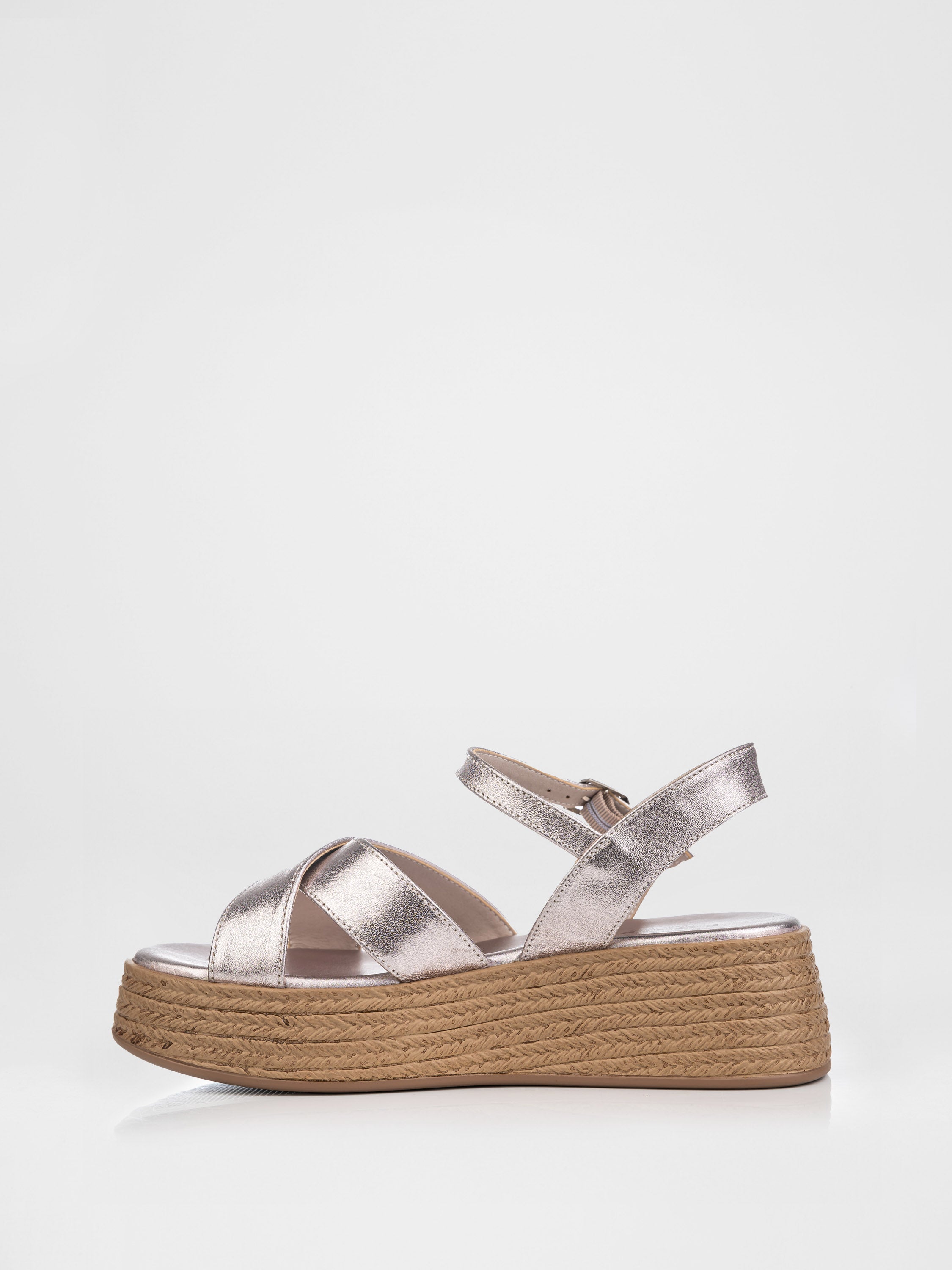 Босоніжки у рожево-срібному кольорі на плетеній платформі