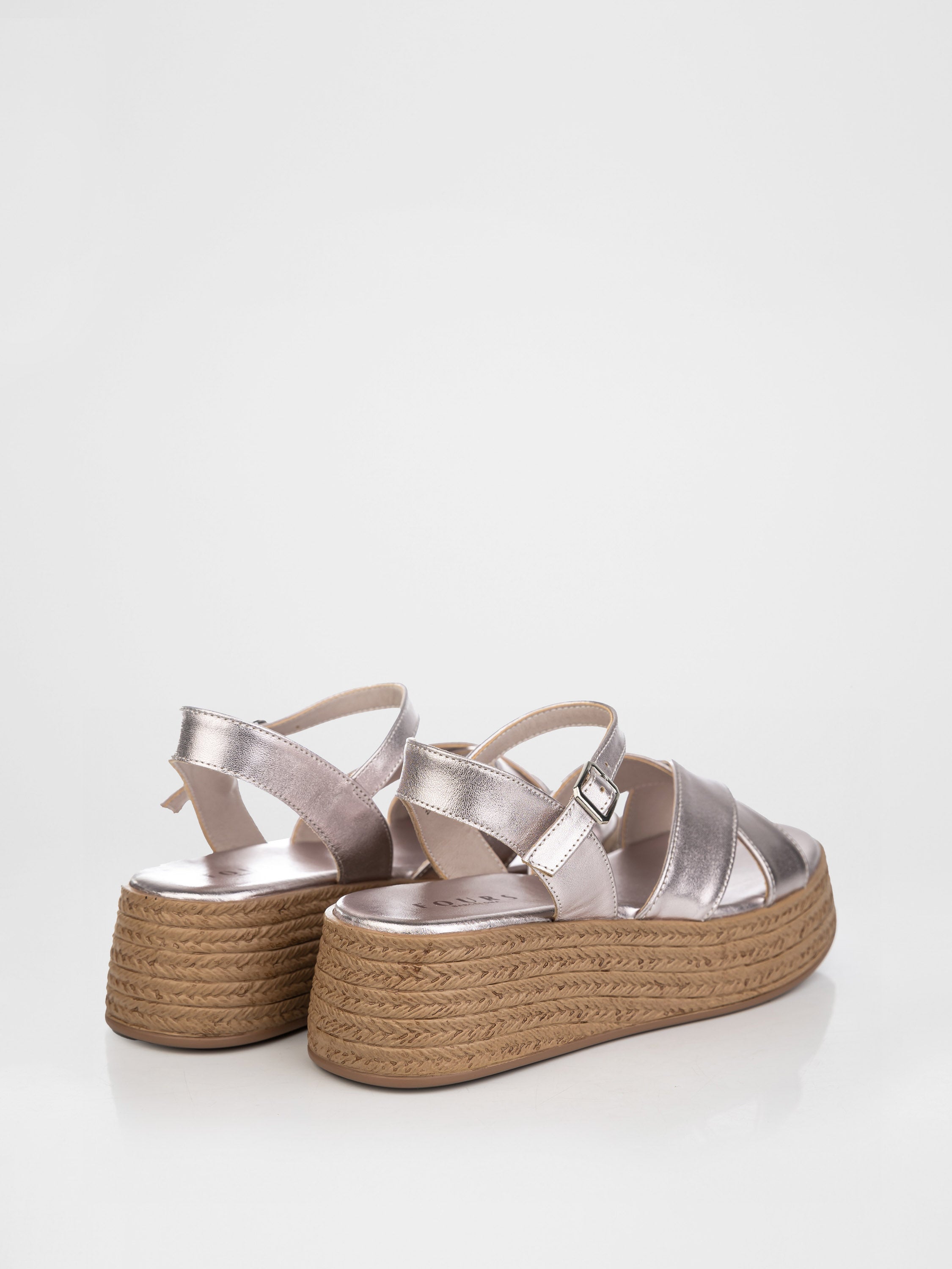 Босоніжки у рожево-срібному кольорі на плетеній платформі