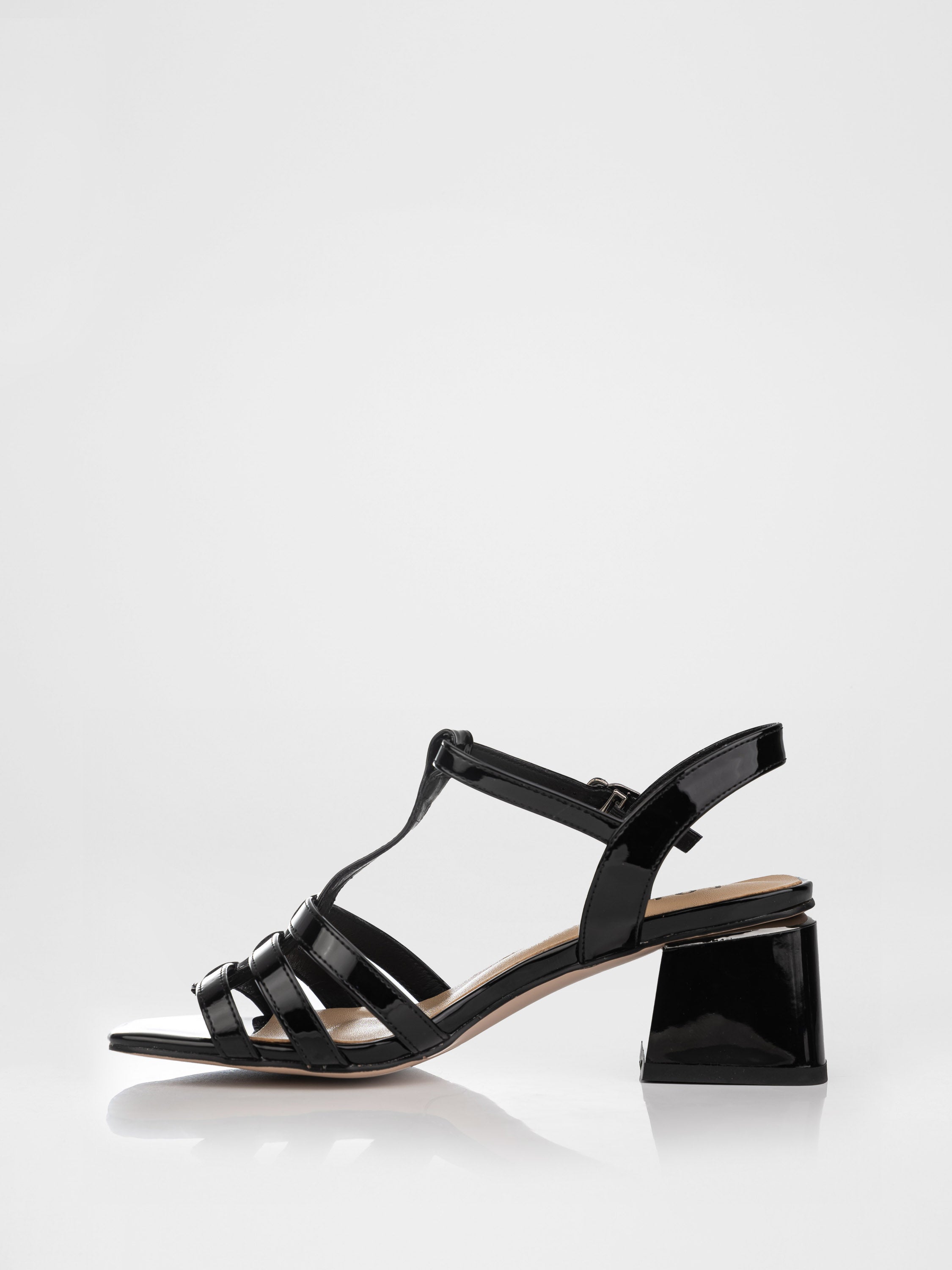 Лакові босоніжки на обтяжних підборах у чорному кольорі