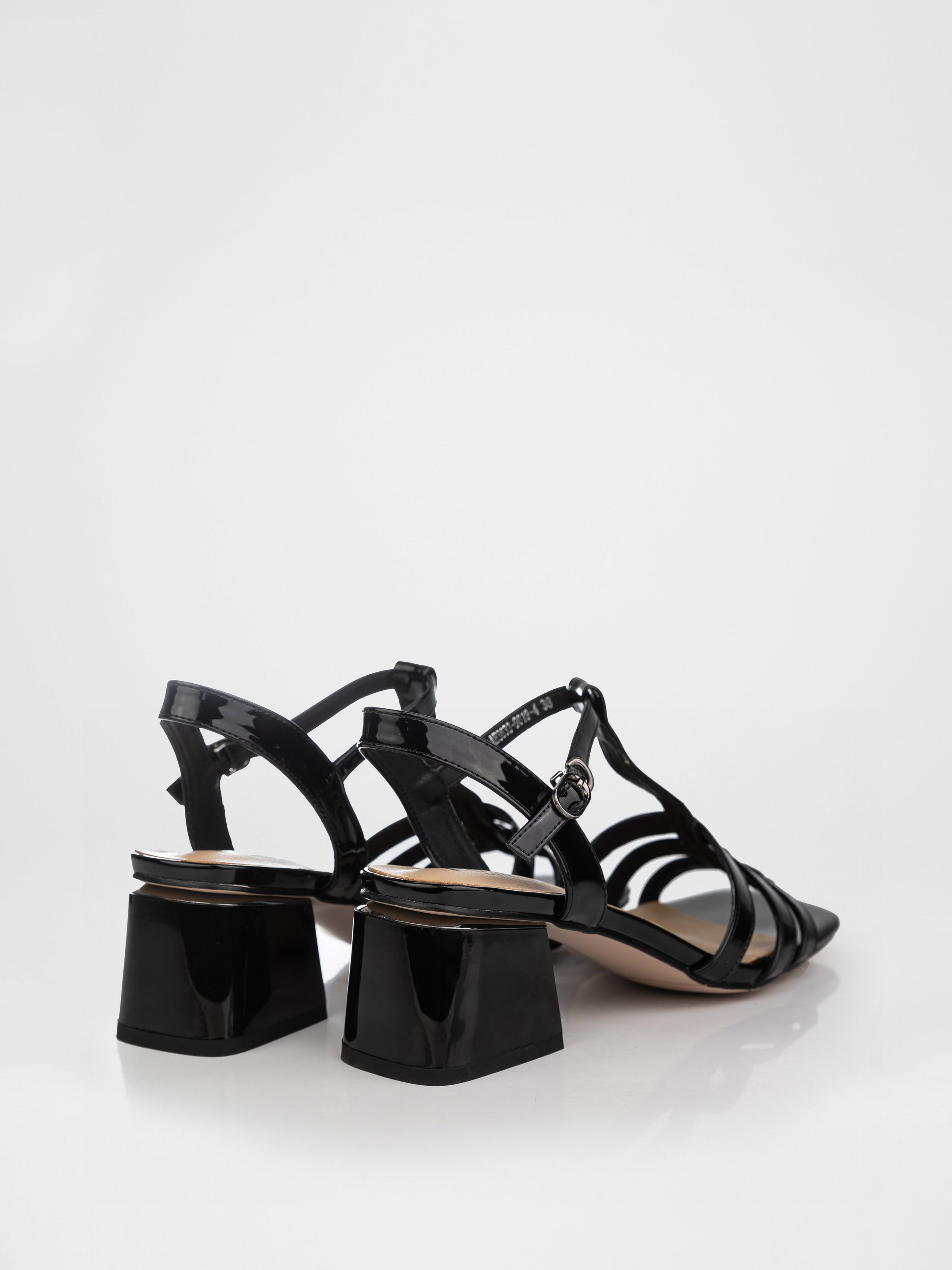 Лакові босоніжки на обтяжних підборах у чорному кольорі