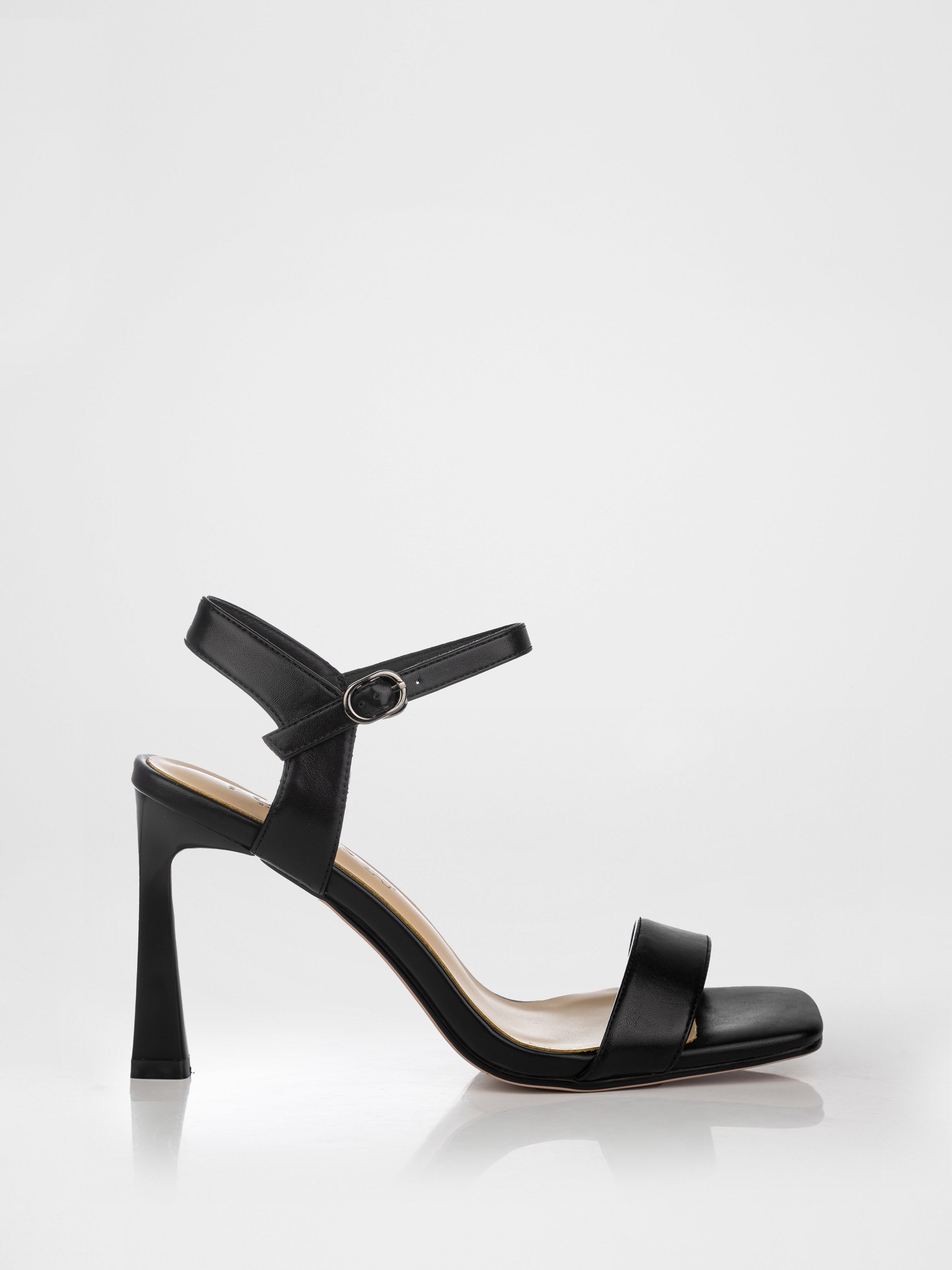 Босоніжки на підборах у чорному кольорі