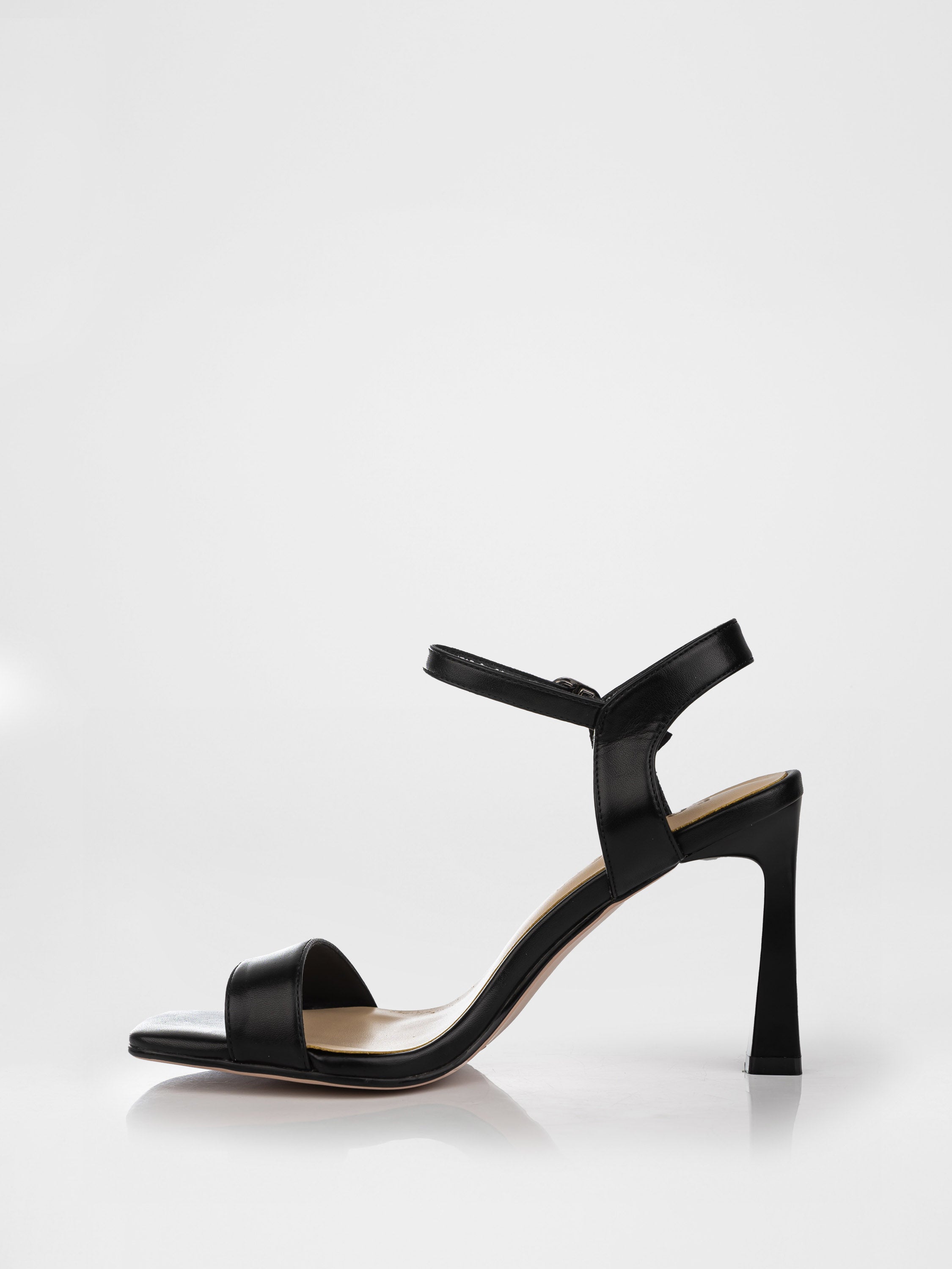 Босоніжки на підборах у чорному кольорі