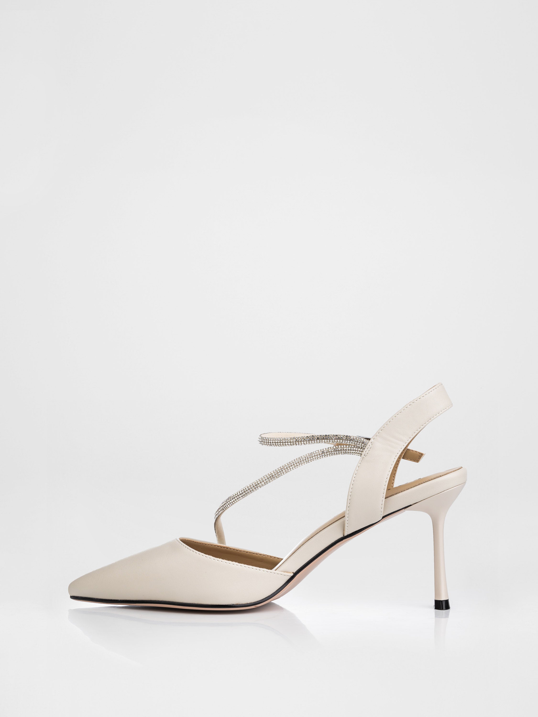 Босоніжки на підборах у бежевому кольорі декоровані камінням