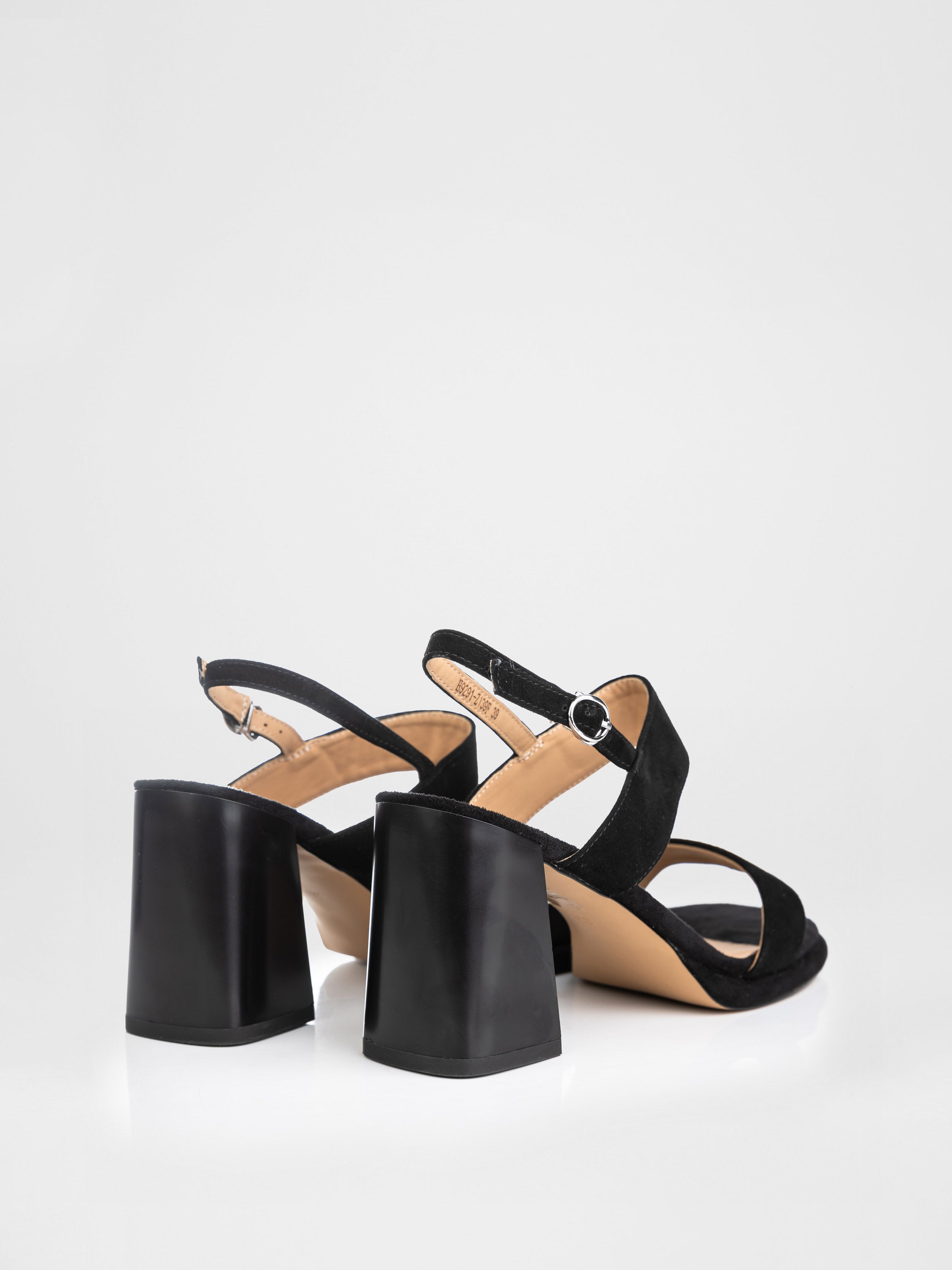 Замшеві босоніжки на підборах у чорному кольорі