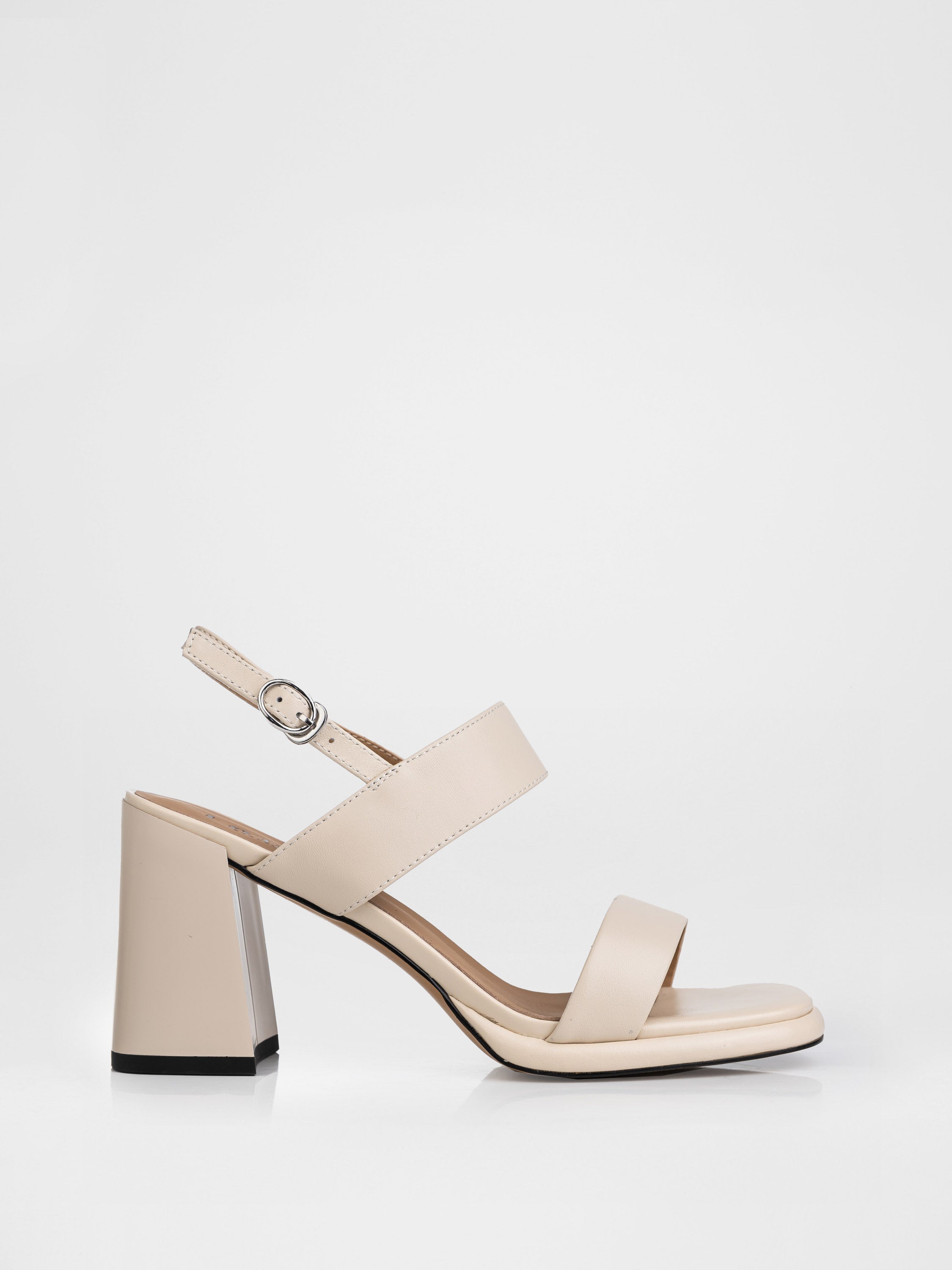 Шкіряні босоніжки на підборах у бежевому кольорі