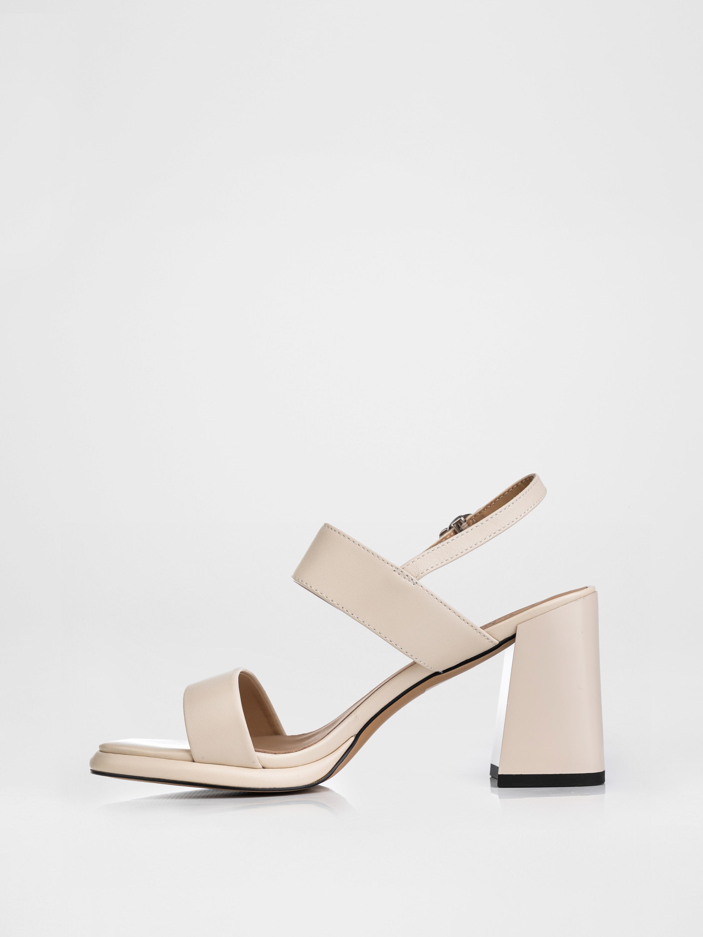 Шкіряні босоніжки на підборах у бежевому кольорі