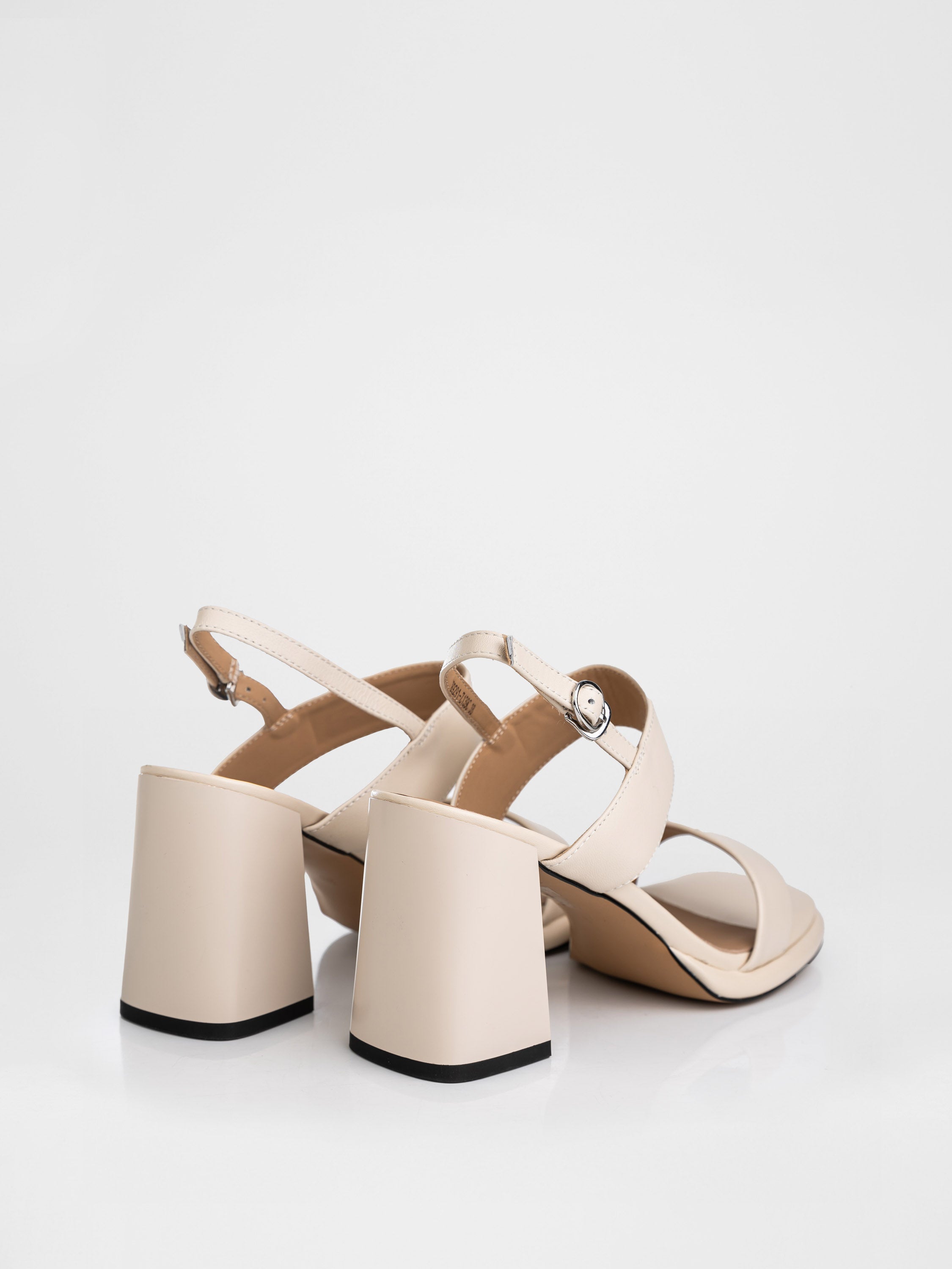 Шкіряні босоніжки на підборах у бежевому кольорі