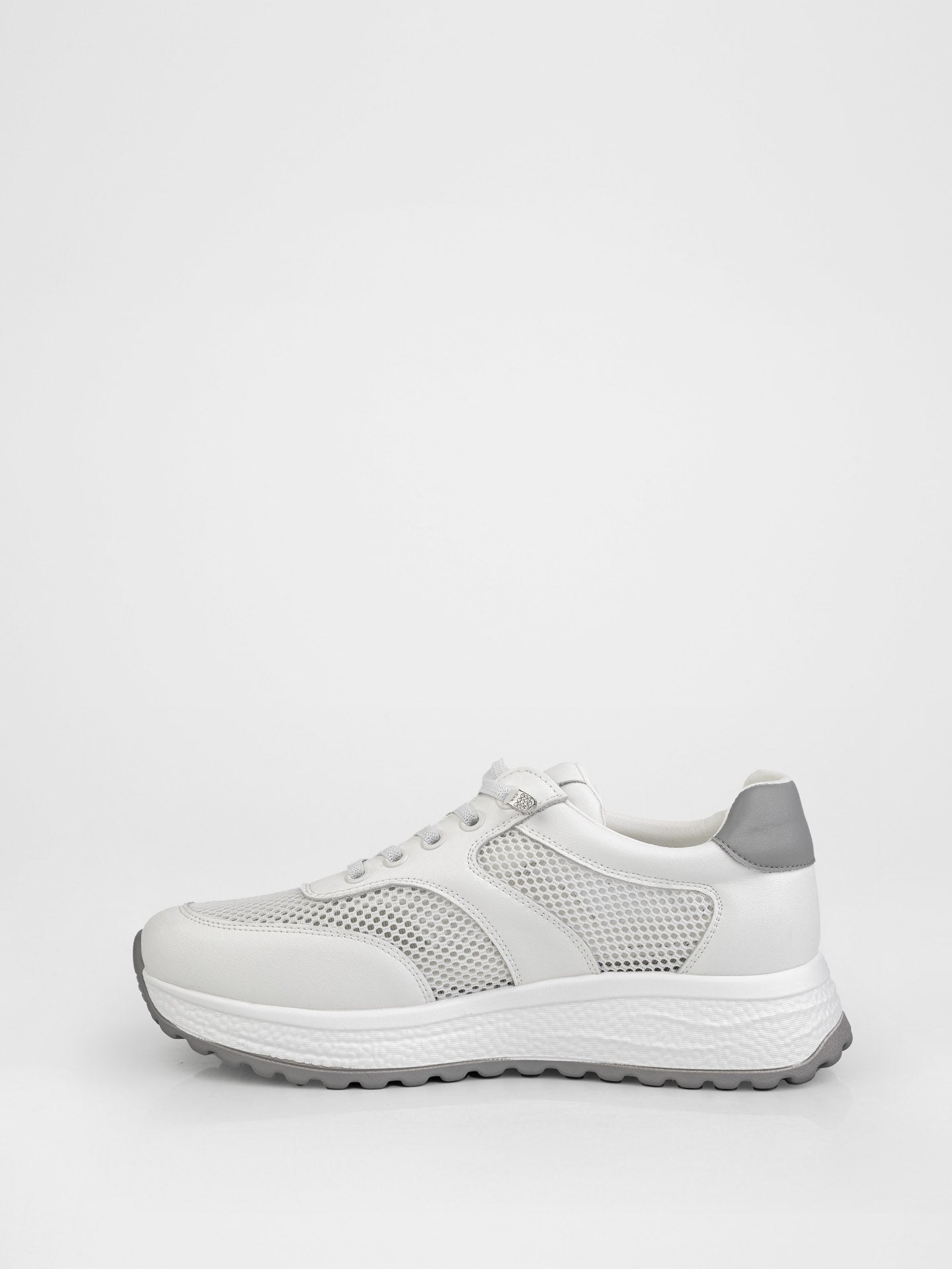 Кросівки з перфорацією у білому кольорі