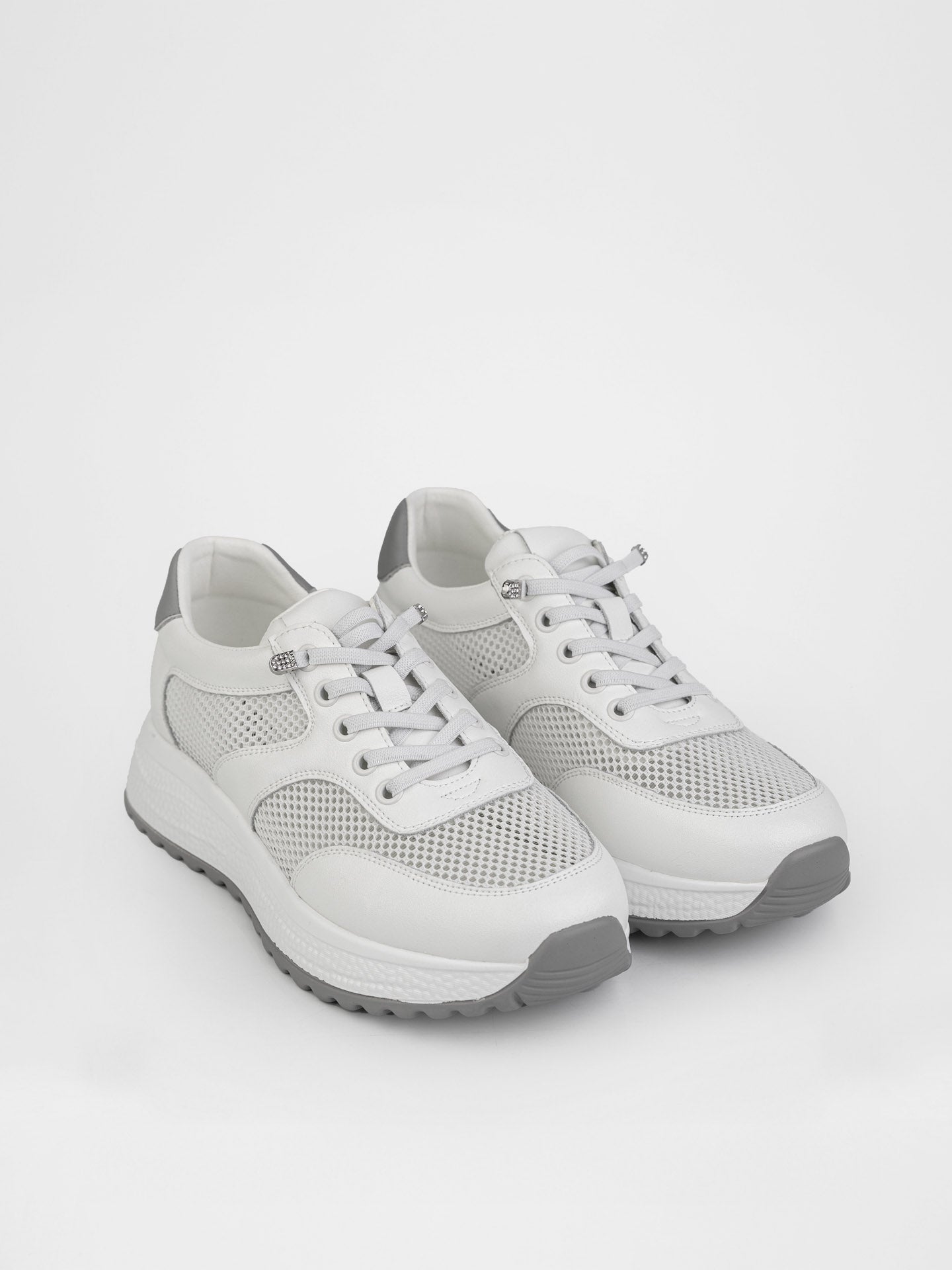 Кросівки з перфорацією у білому кольорі