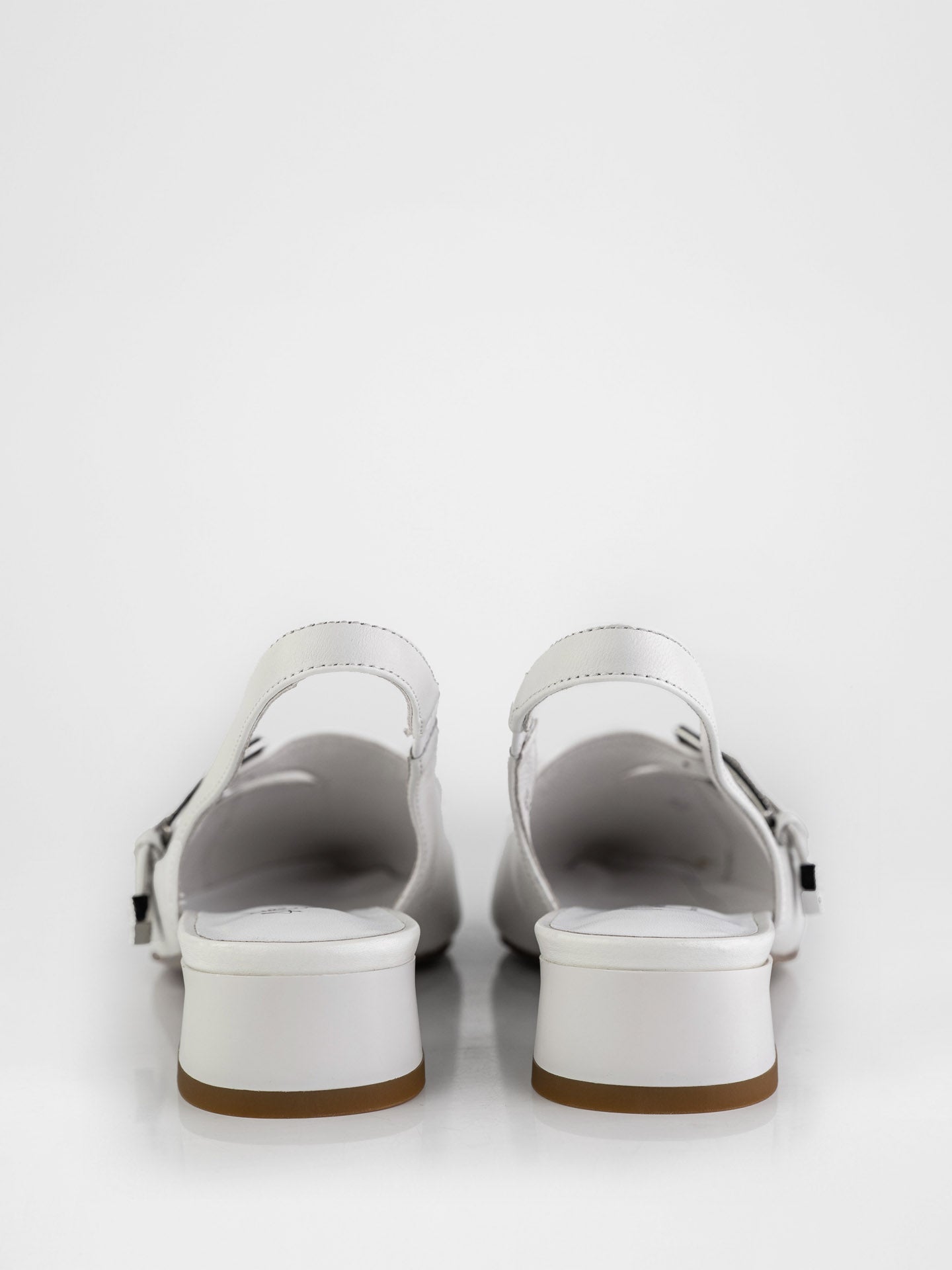 Слінгбеки у білому кольорі декоровані пряжкою