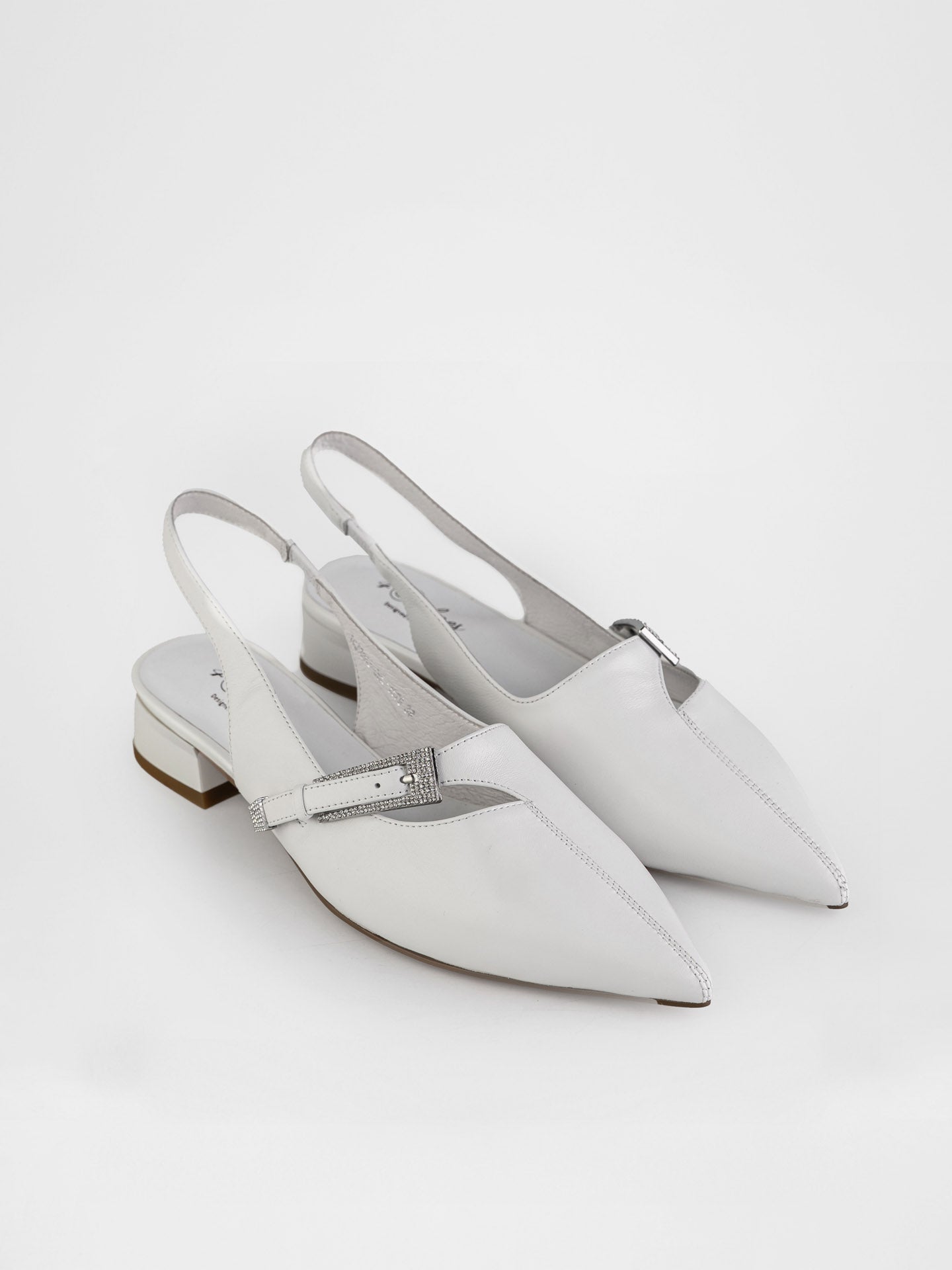 Слінгбеки у білому кольорі декоровані пряжкою