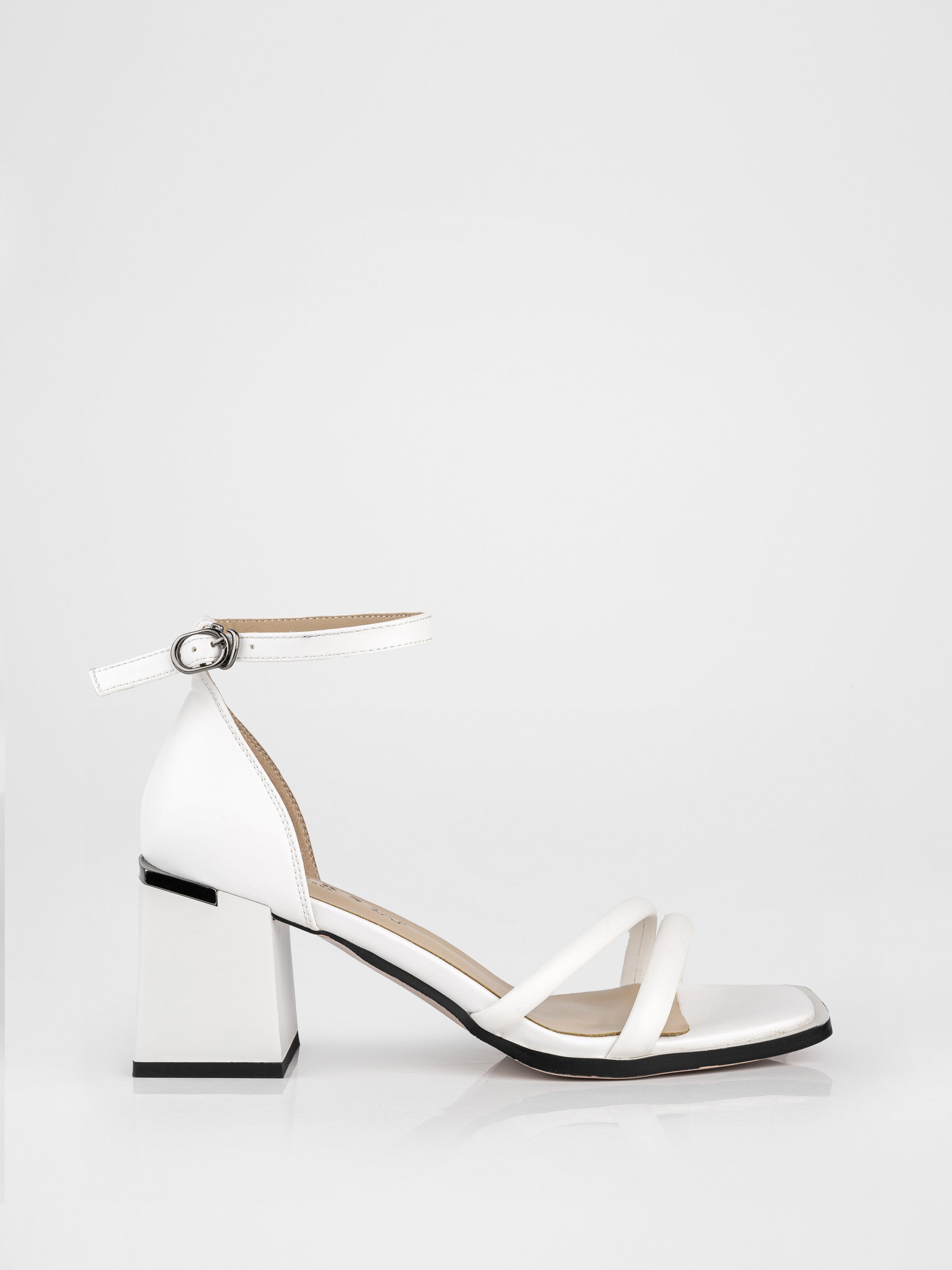 Босоніжки на стійких підборах у білому кольорі