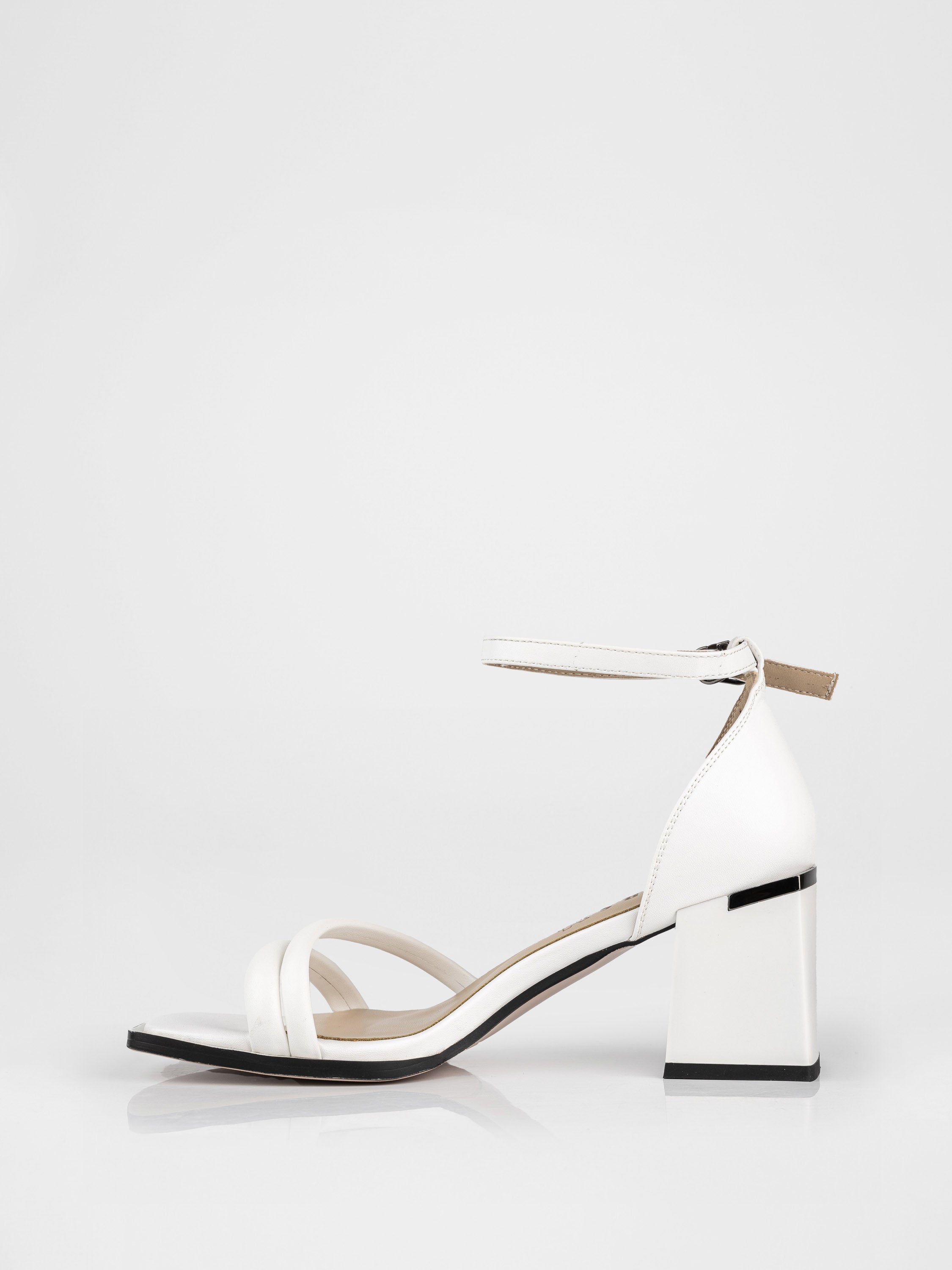 Босоніжки на стійких підборах у білому кольорі