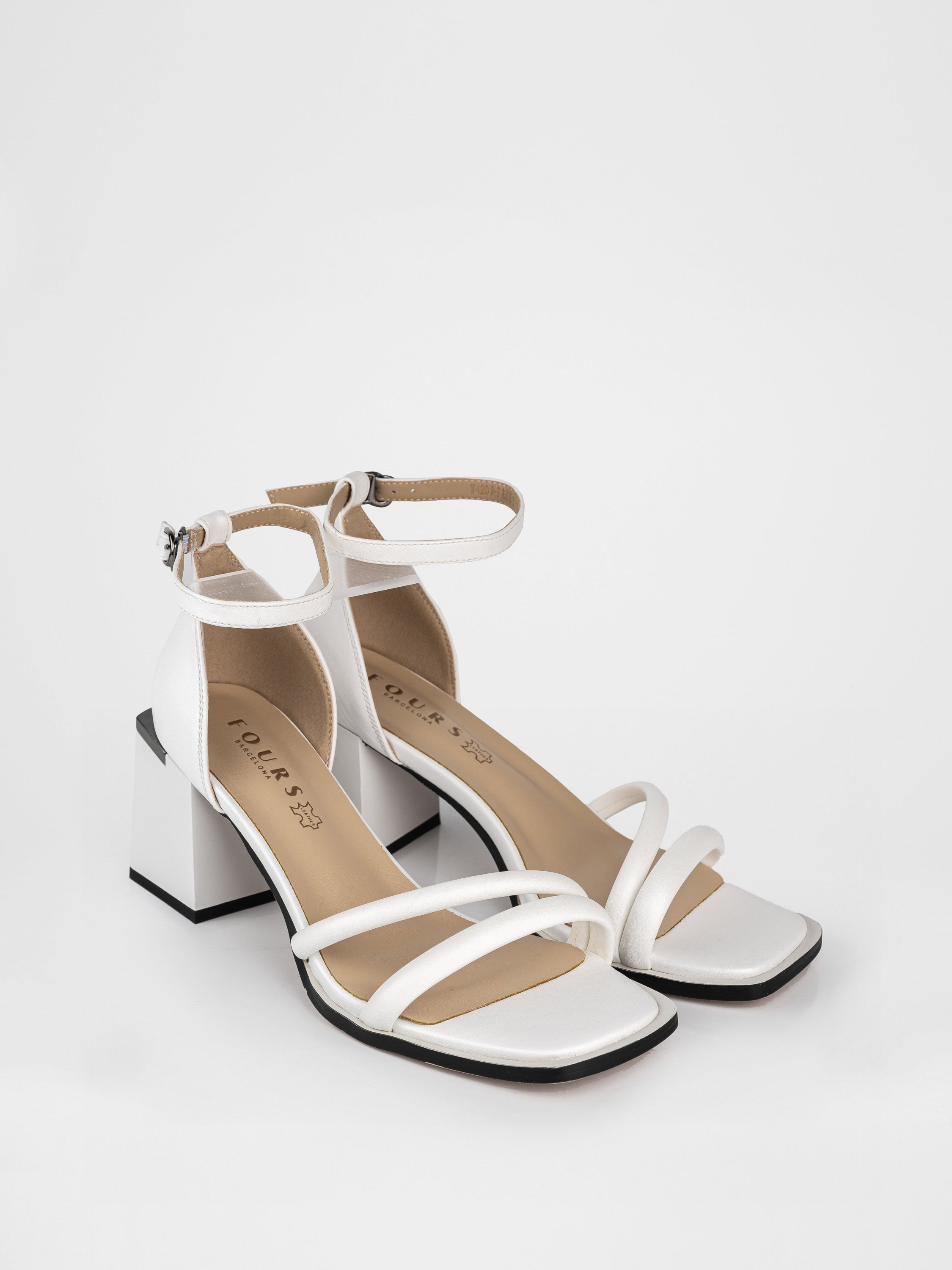 Босоніжки на стійких підборах у білому кольорі