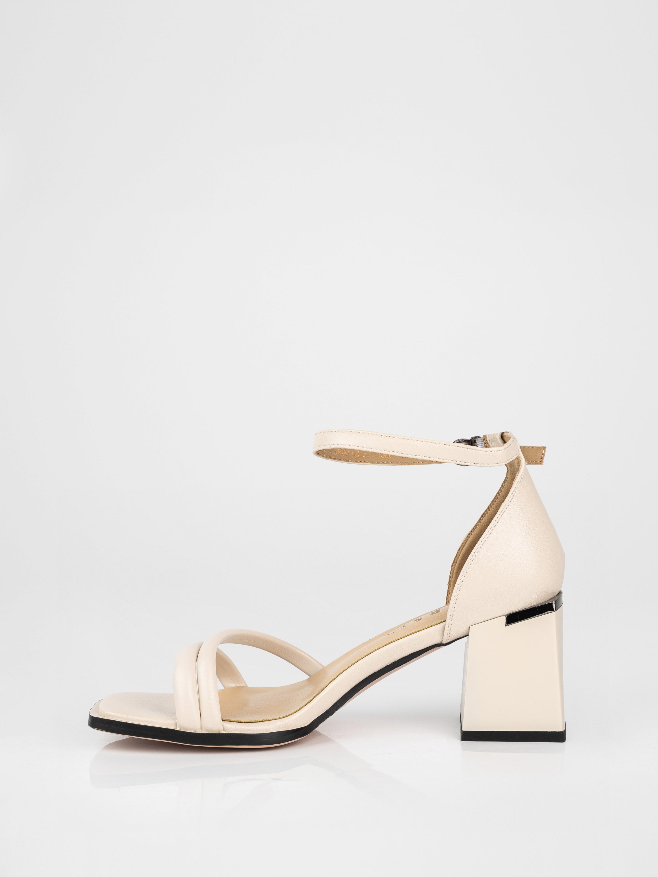 Босоніжки на стійких підборах у бежевому кольорі