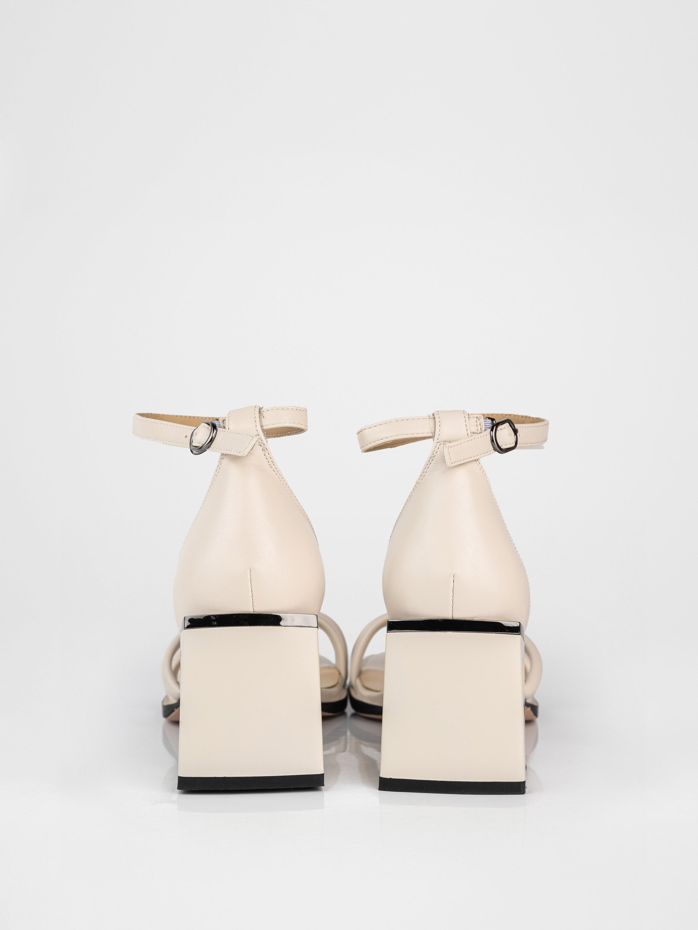 Босоніжки на стійких підборах у бежевому кольорі