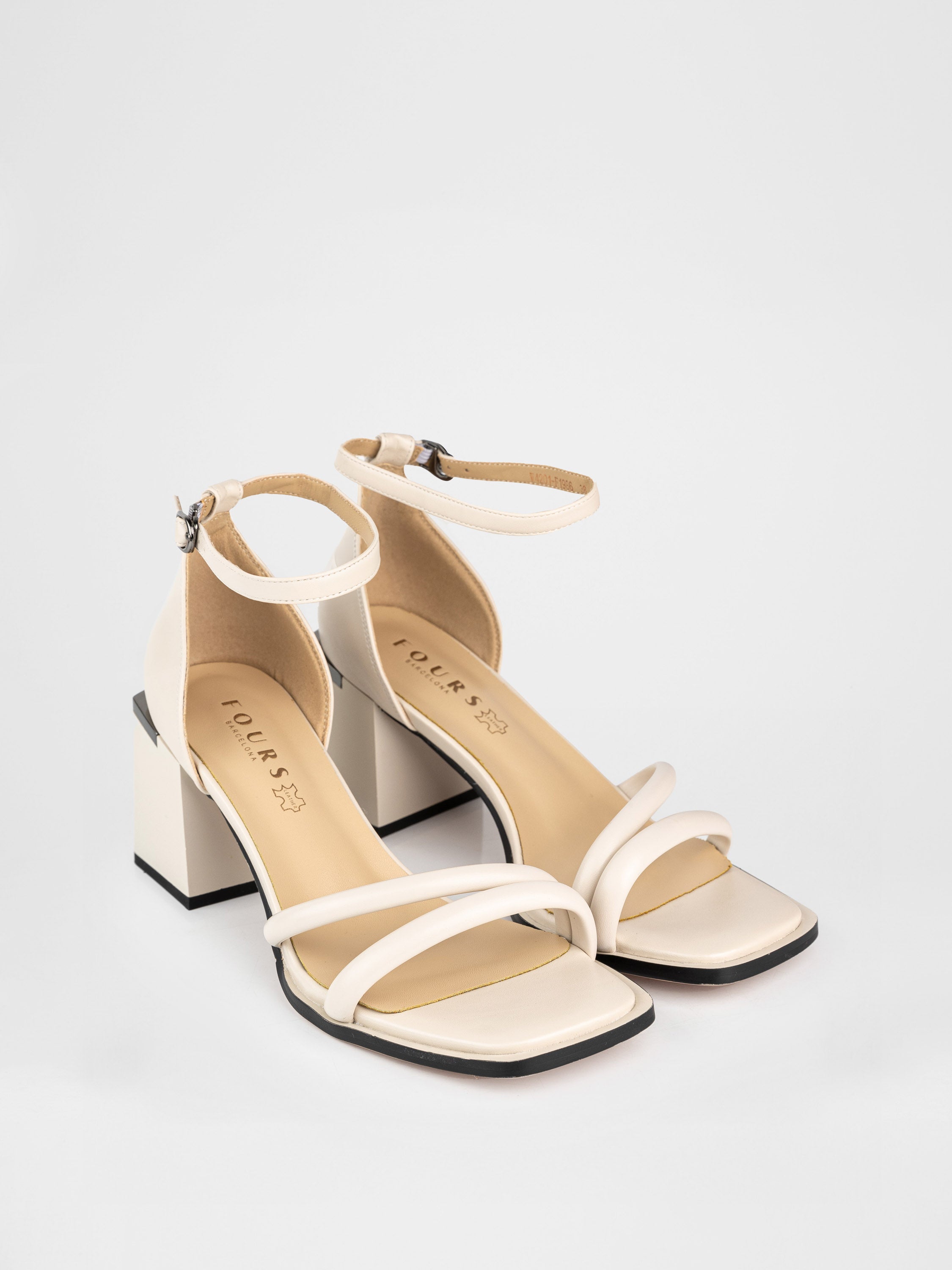 Босоніжки на стійких підборах у бежевому кольорі