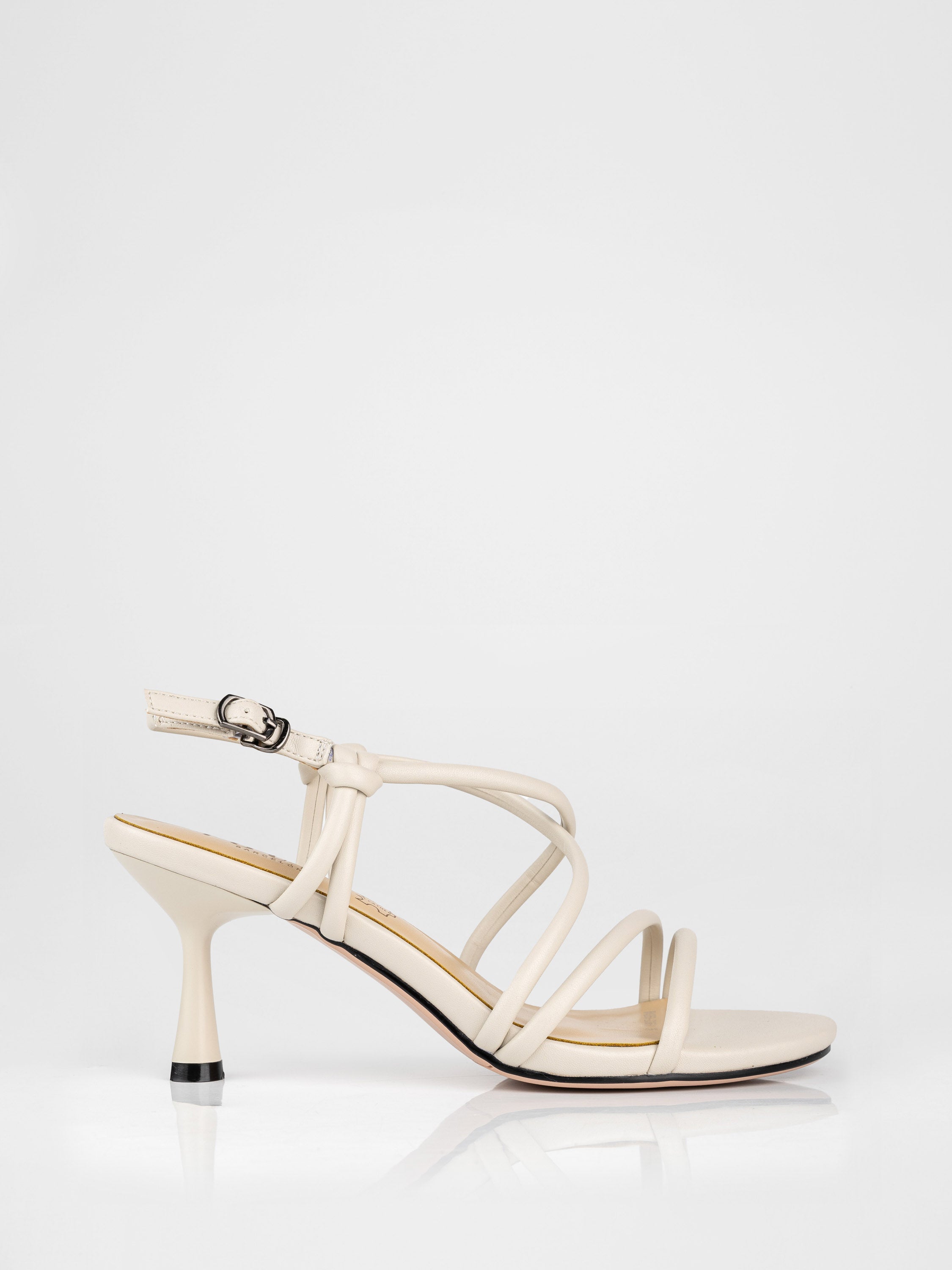 Босоніки на підборах у бежевому кольорі